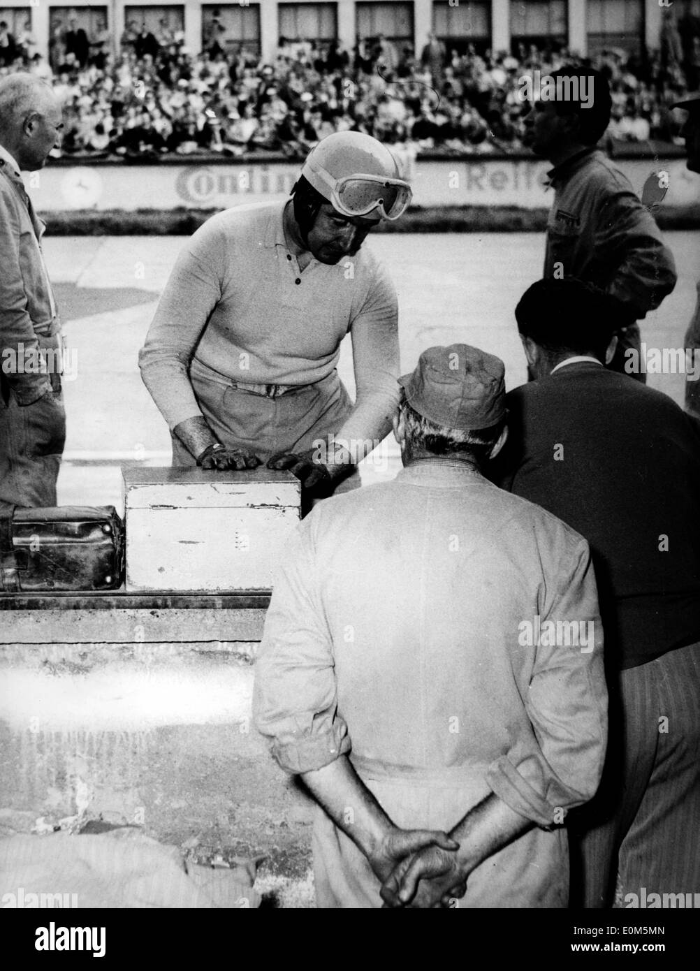 Jul 18, 1953; Nirburgring, Germania; italiano Alberto Ascari al box durante una gara in Nirburgring. Foto Stock