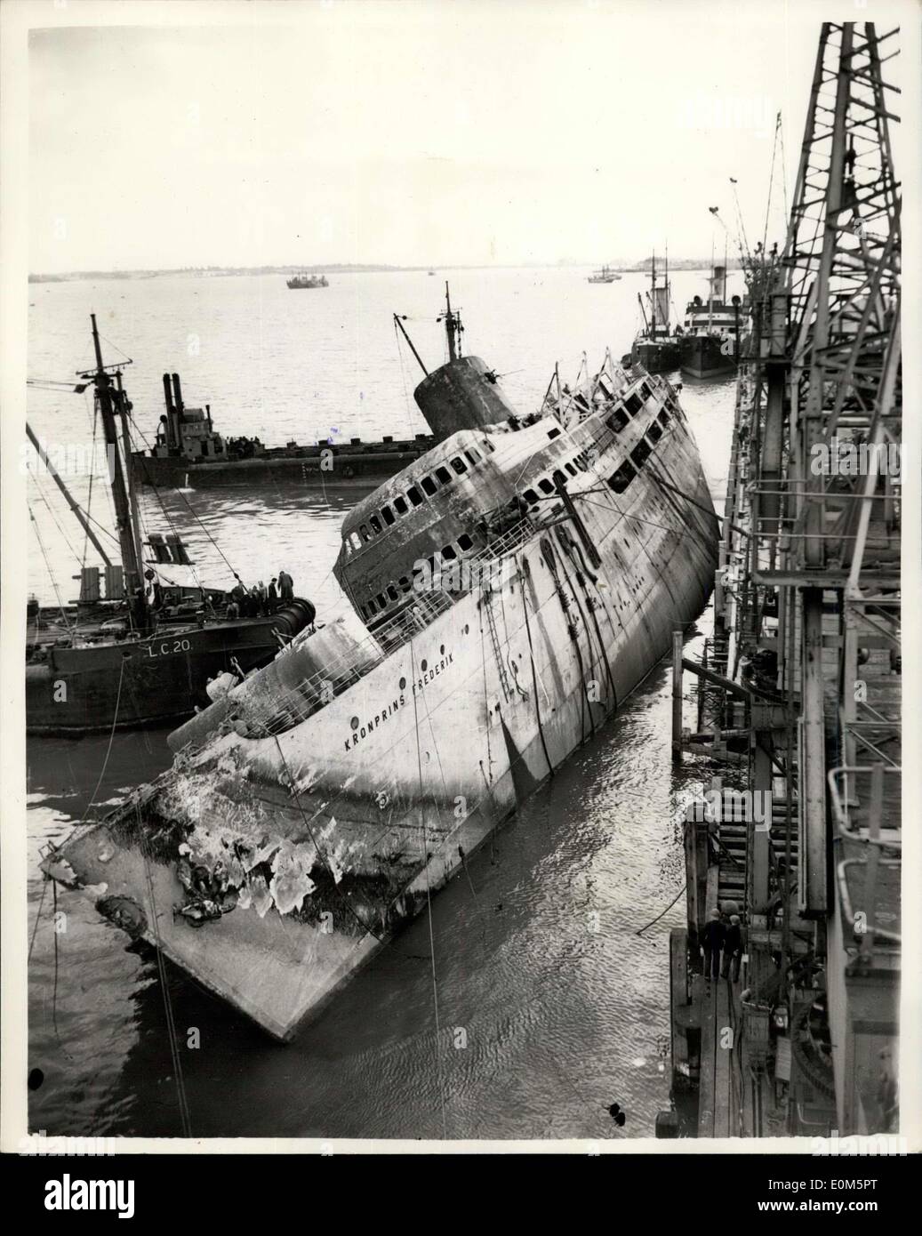 Agosto 26, 1953 - Il sollevamento del ''Kronprins Frederick'': gli sforzi per elevare il sunken liner danese, ''Kronprins Frederick'', che capaised e affondato dopo essere stata spazzata via dai fuoco a Harwich, in aprile, vengono fatte oggi. Recuperare gli uomini hanno iniziato questa mattina a sollevarla. Mostra immagine: i preparativi per il sollevamento ha iniziato alle 6.30 di questa mattina - e questa è stata la scena a 11.30 mostra la nave a trenta gradi elenco. Foto Stock