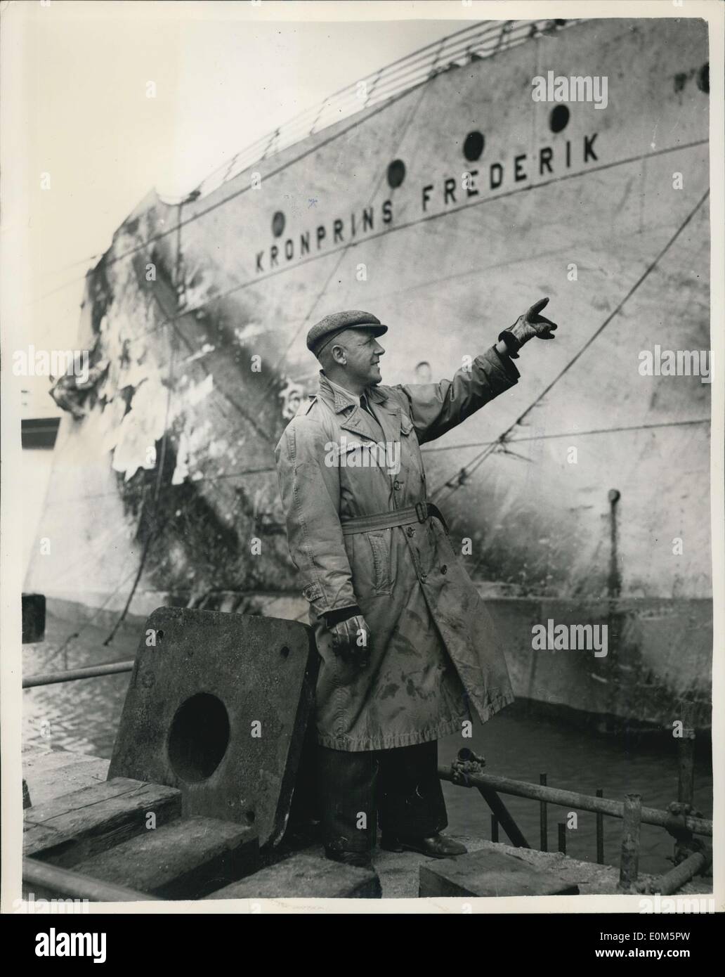 Agosto 26, 1953 - Il sollevamento del ''Kronprins Frederik'' sforzi per sollevare il sunken liner danese ''Kronprine Frederik'' che si rovesciò ed affondò dopo essere stata spazzata via dai fuoco a Harwirl, in aprile, vengono fatte oggi. Gli uomini di soccorso sono state lavorando sulla nave per mesi e sono iniziati i lavori di questo mornin a sollevarla. La foto mostra il cap. N.H. Lauridsen di Esbjerg, Danimarca-il capitano della nave quando ha preso fuoco-visto guardando oltre il ''Kronprins Frederik'' oggi nel corso di operazioni di sollevamento a Harwich. Foto Stock