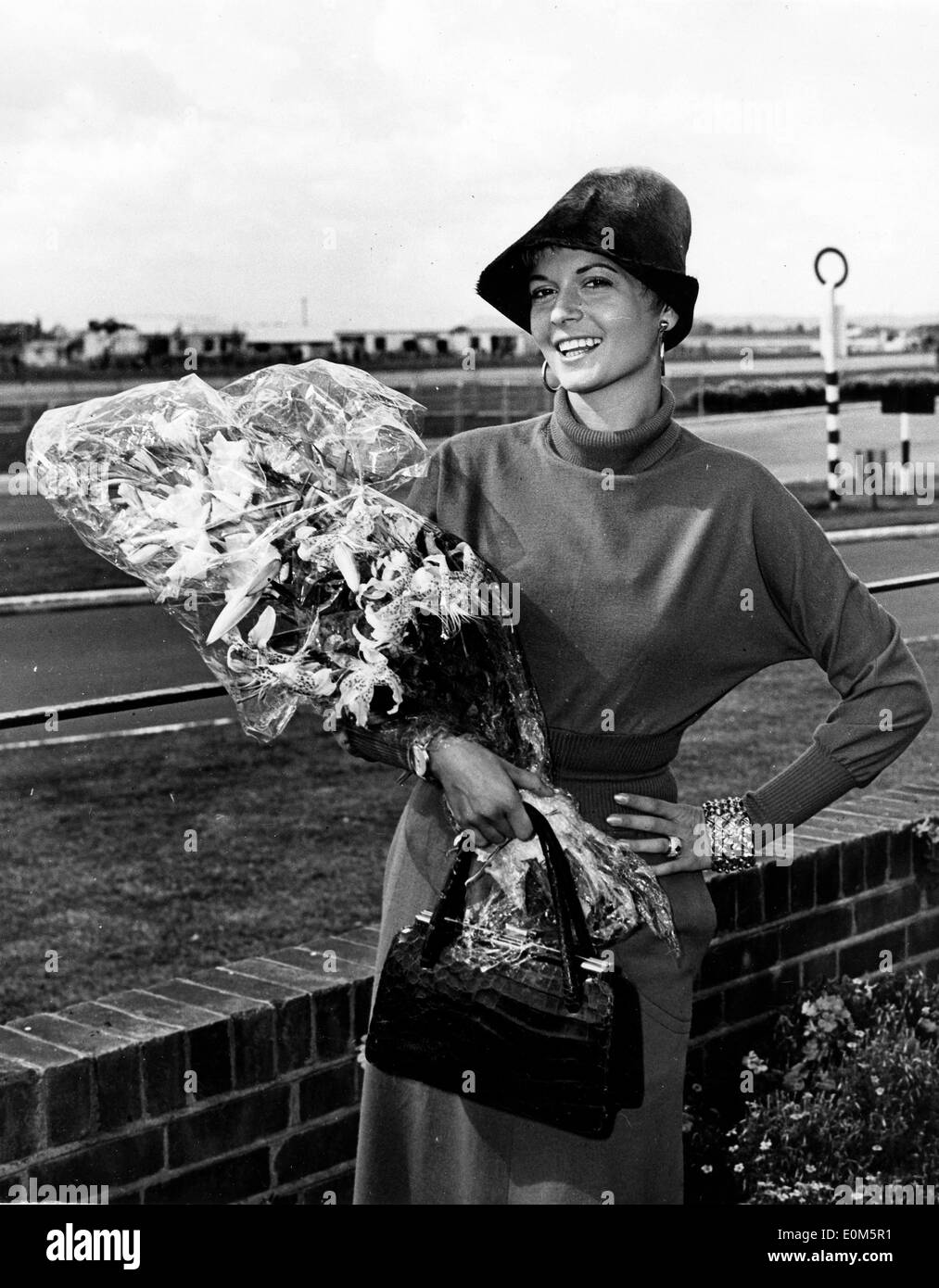 L'attrice Eva Bartok con un mazzo di fiori Foto Stock