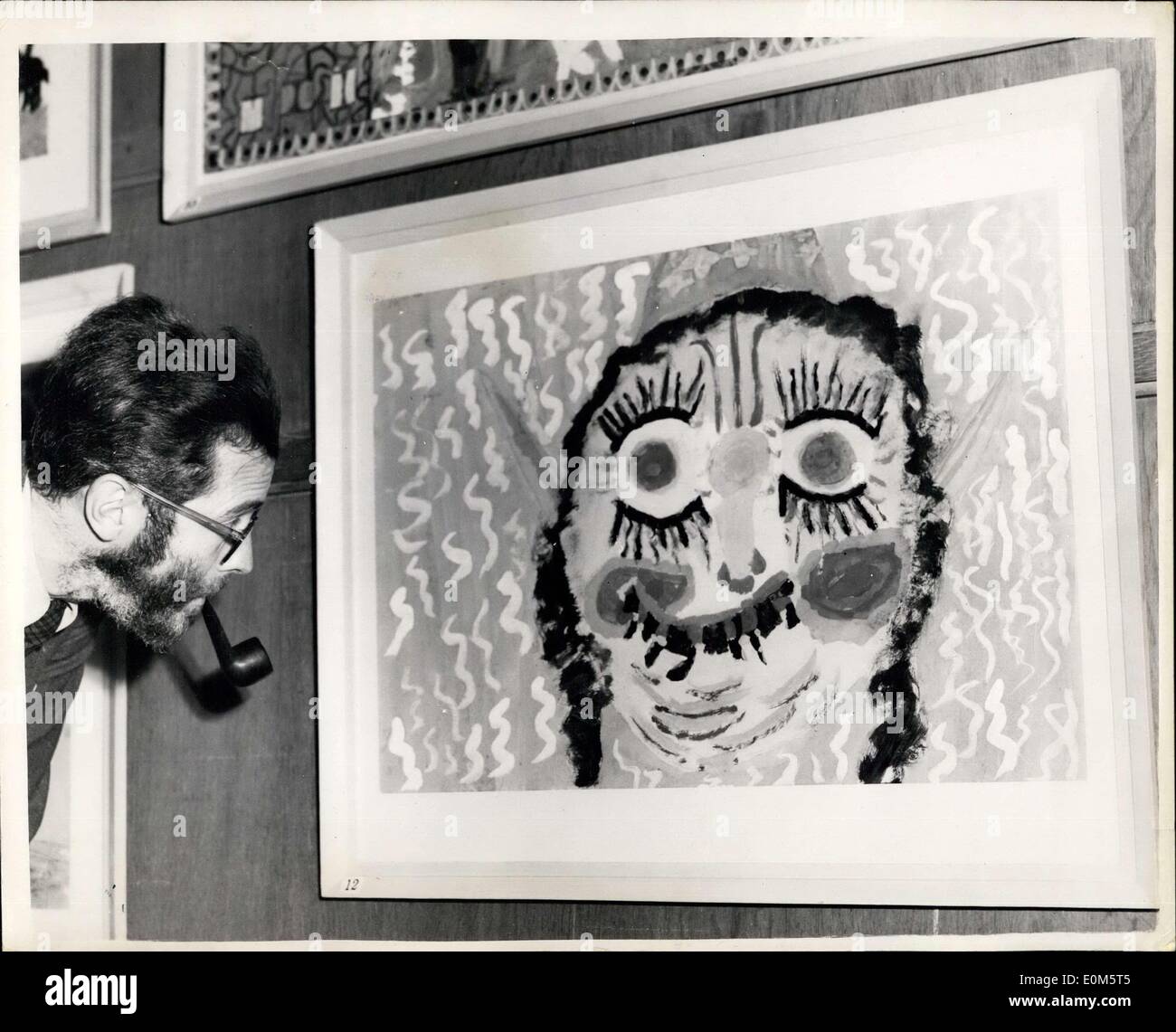 Sett. 04, 1953 - artisti del futuro.. Presentano da una a sette anni: Molti ragazzi sono presenti alla Mostra Nazionale di Arte per i ragazzi - che si apre questo pomeriggio presso il Regio Istituto gallerie, Piccadilly. La foto mostra: il sig. Cecil Riley un insegnante di arte, guarda a ''Baba Yaga'' (un russo Wtch) - Una mostra da 7 anno vecchio Derek Chaplin di Nottingham - presso la mostra questo pomeriggio. Foto Stock