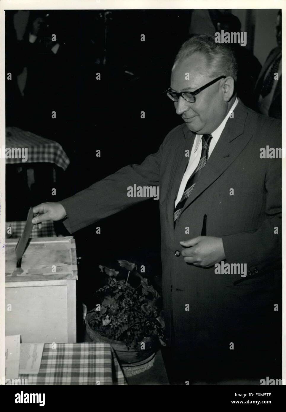 Sett. 06, 1953 - Ollenhauer Wahlt (115 uhr) di Bonn- Vensuberg Foto Stock