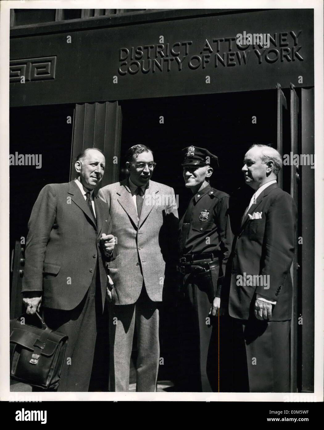 Sett. 09, 1953 - Scotland Yard di uomini in New York per lo studio di problemi di morsa. Comandante Ernesto A. Cole di Scotland Yard, e sig. Philip Allen del British home office sono in visita a New York e di altre città degli Stati Uniti per studiare il modo in cui la polizia americana e i tribunali di gestire vice problemi, specialmente la prostituzione. Oggi essi conferito con il procuratore distrettuale Hogan di New York che ha spiegato loro i metodi utilizzati dal suo dipartimento per la lotta contro l'streetwalkers. Mostra fotografica. Da sinistra a destra comandante Ernesto A. Cole di Scotland Yard, Sig. Philip Allen del British Home Office, Patrolman George A Foto Stock