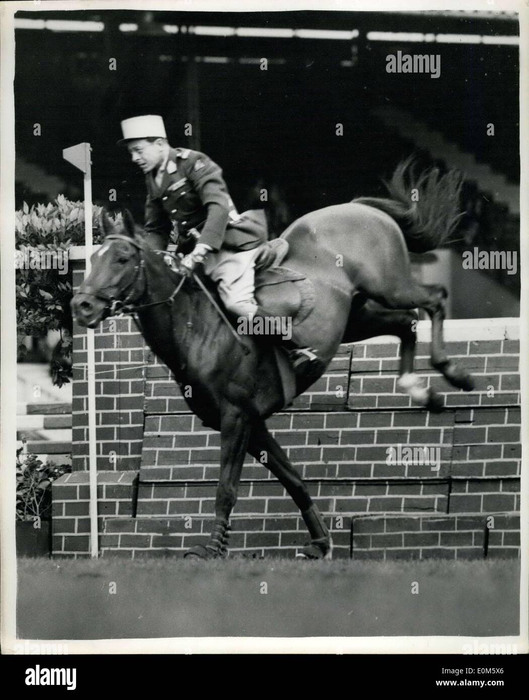 Lug. 20, 1953 - International Horse Show a Città Bianca. Concorrente francese jumping. La foto mostra il Lieut. F. du Breuil su 'Donetz'' prende un salto durante il ''Mr Jorrooks Stakes'' Jumping evento nell'International Horse Show a Città Bianca questo pomeriggio. Egli è un membro del team francese. Foto Stock