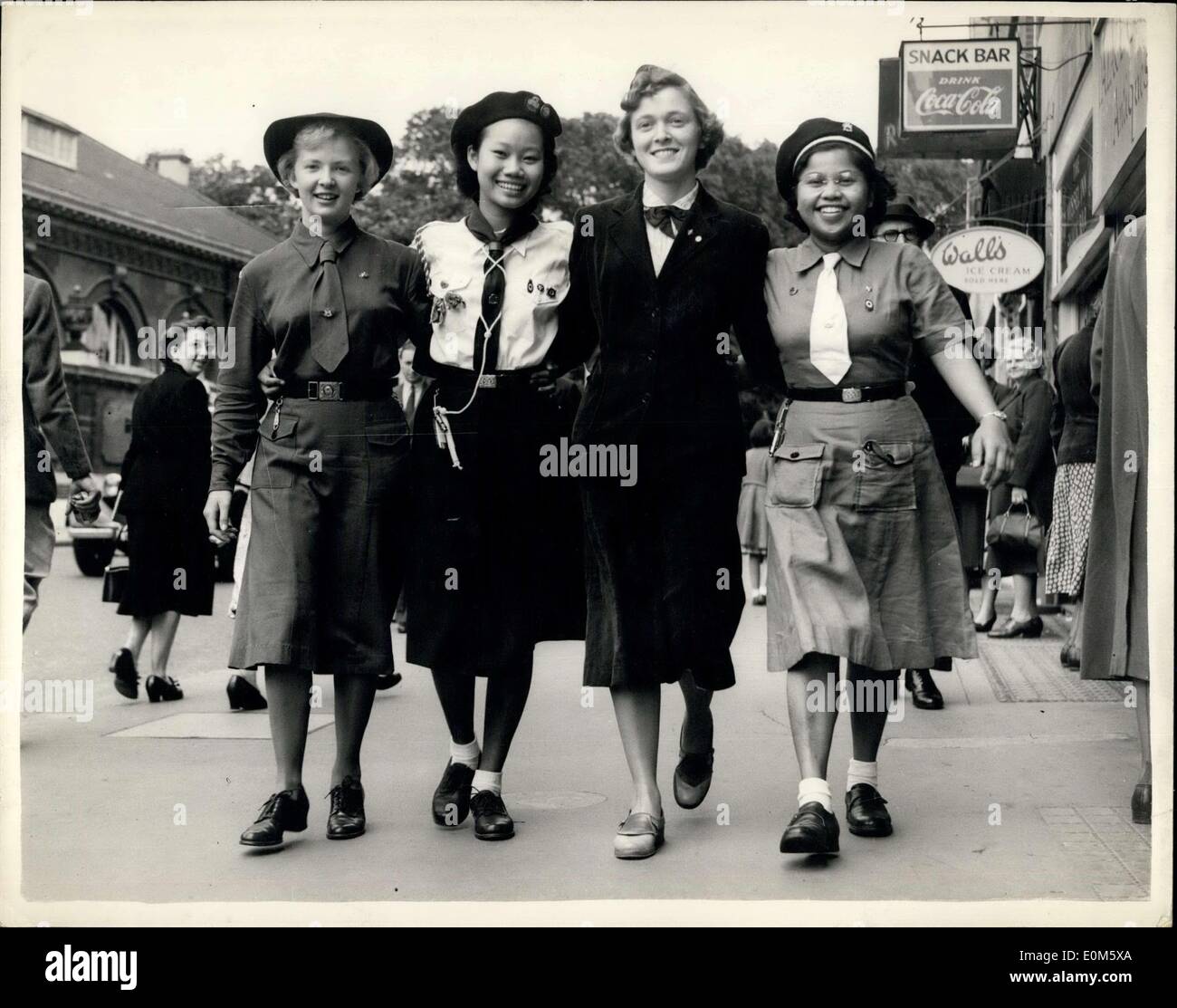 20 luglio 1953 - On Way International Guide Meeting. Canada, Stati Uniti e Singapore: Molte Guide internazionali e Girl Scout sono a Londra - sulla strada per l'annuale raduno internazionale di Rangers e Senior Girl Scouts che si terrà ad Abelboden. Svizzera nelle prossime tre settimane. Spettacoli fotografici alla Girl Guides Association Buckingham Palace Road - questa mattina - da sinistra a destra: - Nora Collins (17) del Canada; Anna Young (19) di Singapore e Joyce Williams (17) degli Stati Uniti e Hasnah Ali Binte Ali (1) che viene dalla Malesia. Foto Stock