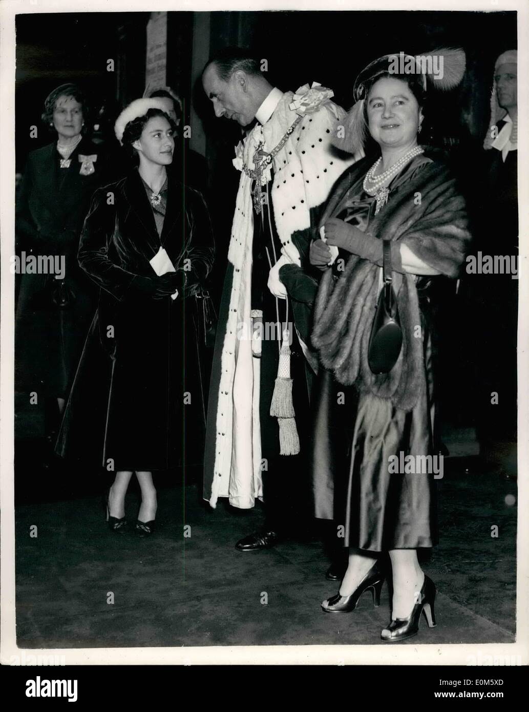 Ottobre 10, 1953 - Regina madre riceve la libertà della città di Londra, accolti da Lord Mayor; Mostra fotografica: Sir Rupert De La Bere il Sindaco di Londra si vede come egli si erge tra i suoi ospiti la regina madre e la principessa Margaret - al loro arrivo presso la Guildhall oggi per la presentazione della libertà della città di Londra alla Regina Madre. Foto Stock