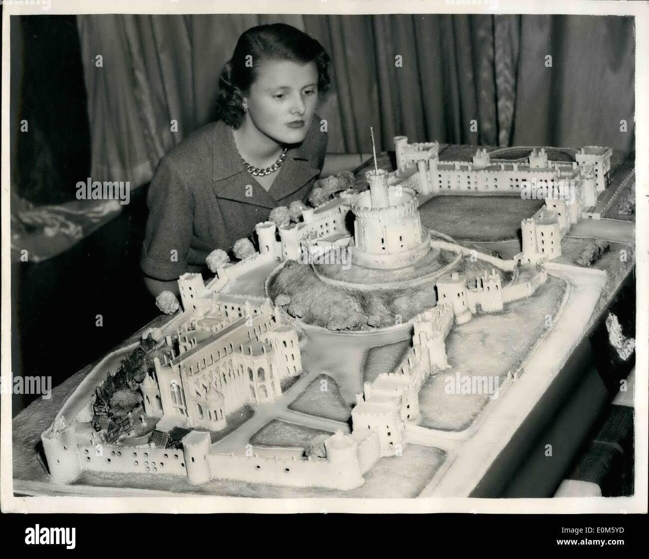 Ottobre 10, 1953 - la grande torta a forma di castello di Windsor per la Royal Society di San Giorgio a banchetto. Una torta che è di cinque piedi di lunghezza è stato preparato per il banchetto presso il Savoy Hotel che si terrà per la Royal Society di San Giorgio. La torta modellata per rappresentare il Castello di Windsor, sarà portato in da pikemen dalla Torre di Londra - e ha preso quattro settimane per rendere. Il visconte Montgomery presiederà la 500 commensali e il cibo e i vini provengono da tutte le parti dell'Impero Foto Stock