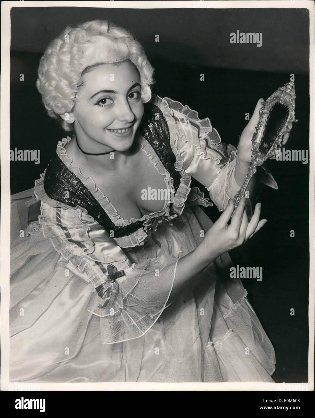 Ottobre 10, 1953 - Membri della Vienna Ballet reciti: membri di Grete Wiesanthalls Balletto di Vienna dovevano essere visto ripassando al Princes Theatre, questa mattina in preparazione per la loro stagione che ci apre il lunedì. Mostra fotografica di Angela lupo nel suo costume per l'impostazione ''La piccola luce musica'' durante le prove di questa mattina. Foto Stock