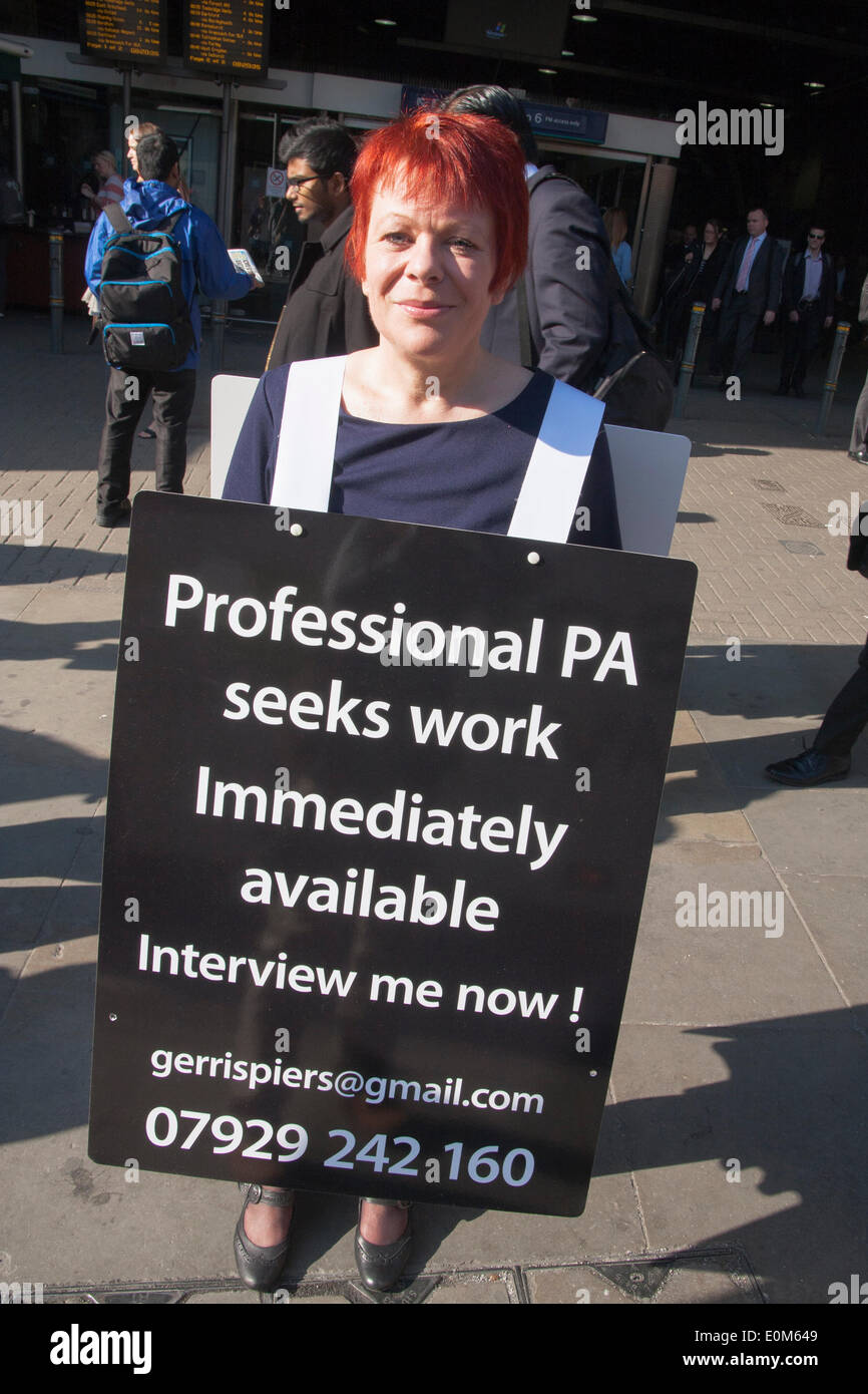 Londra il 16 maggio 2014. Disoccupati PA Gerri Spiers sorge fuori la stazione di London Bridge sperando di attirare l opportunità di una intervista a ciò che è visto da molti come un ambiente difficile per le persone in cerca di lavoro. Credito: Paolo Davey/Alamy Live News Foto Stock