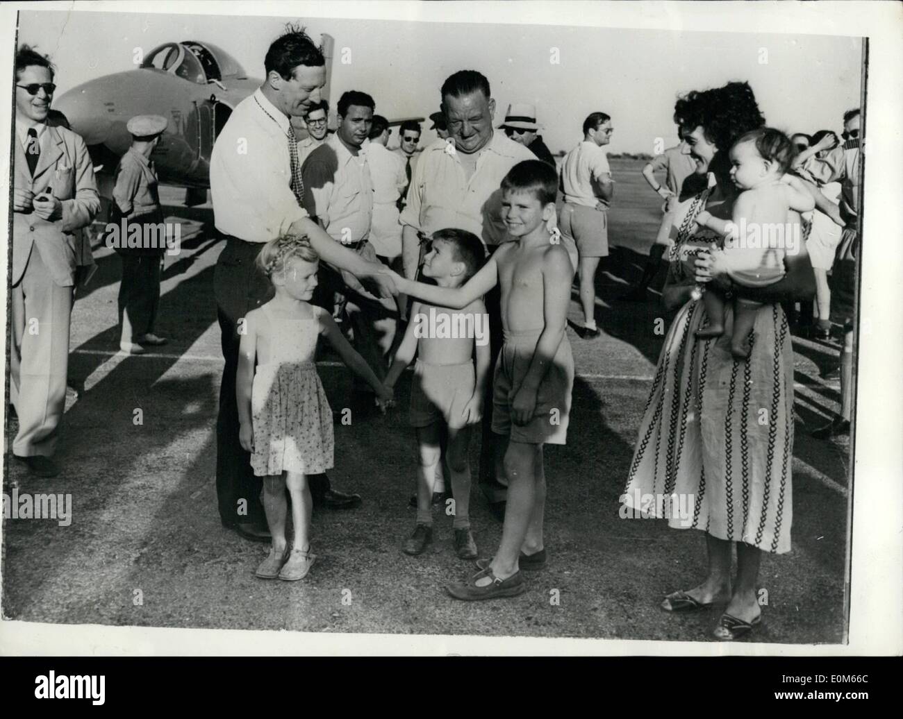 Sett. 09, 1953 - Tentativo sul mondo dell'aria Record di velocità. La foto è stata scattata in Libia, dove un tentativo è suscettibile di essere fatta questa settimana per rompere il mondo velocità record recentemente istituito dal Duca di Neville. Questo tentativo sarà fatta dalla Vickers Supermarine 'Switft'' pilotata da Mike Lithgow. Mostra fotografica di Lithgow essendo accolti dal giovane Michael Metcalfe al suo arrivo presso la stazione di Raf, castel Idris. Anche visto sono Diane Booker & Roger Metcafle, con la sig.ra Booker (che è la moglie di un ufficiale della RAF. Foto Stock