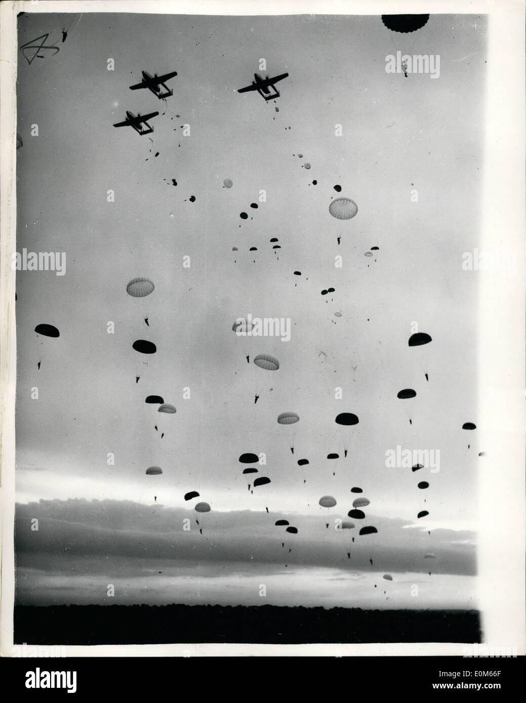Sett. 09, 1953 - ''Terrier'' cadere dal cielo. Ieri pomeriggio, anniversario di Arnhem, 1.200 Territorials sceso dal Foto Stock