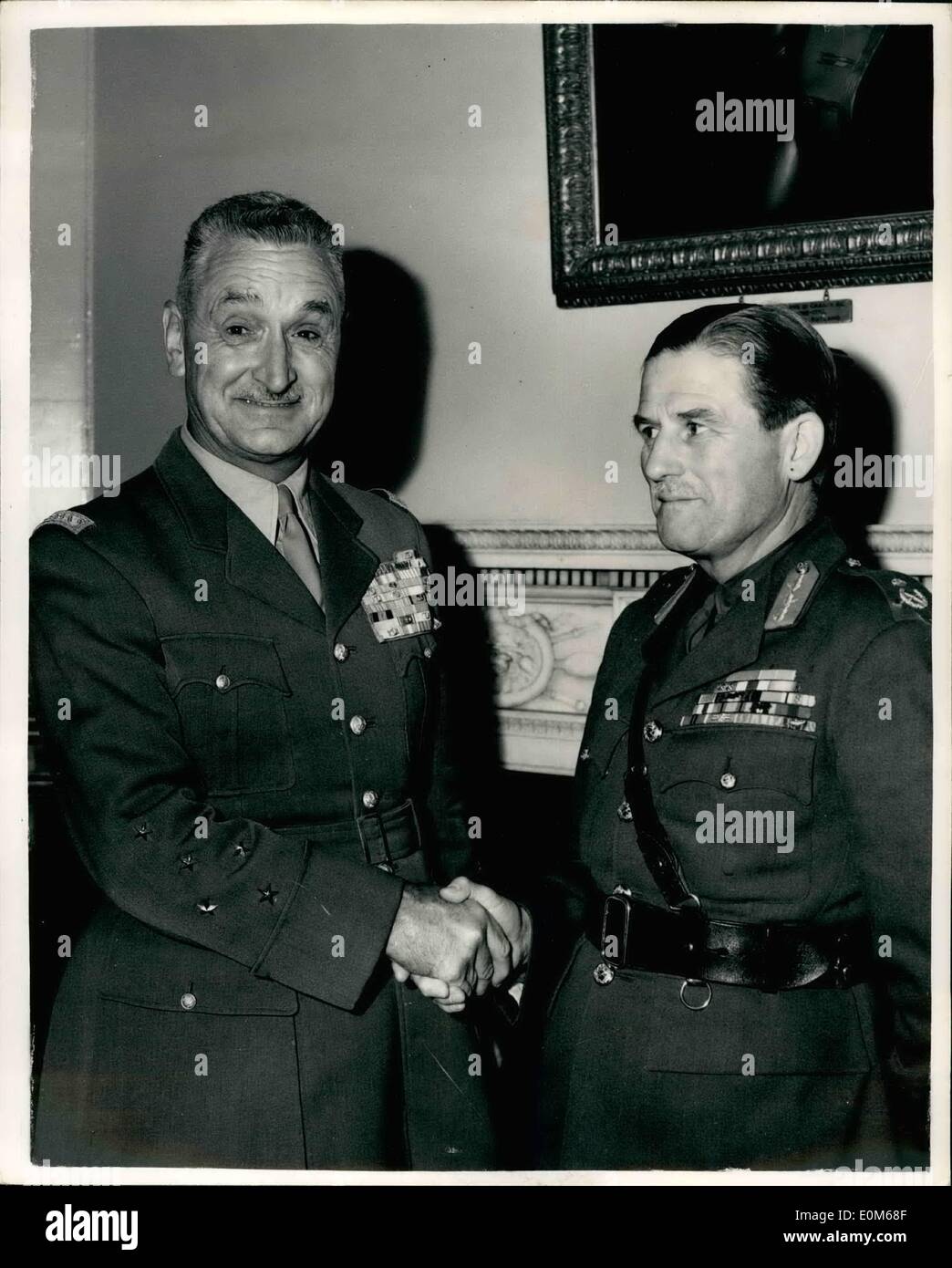 Sett. 09, 1953 - GENERALE CARPENTER VISITE LA GUERRA Ufficio ... Accolti dal C.I.G.S... Generale Marcel Maurice Carpenter, commander-in-Chief Allied Forze terrestri in Europa centrale che è su una due giorni di visita a Londra - chiamato alla guerra ufficio questa mattina dove è stato ricevuto dal maresciallo riempito di Sir John Harding, Capo del generale imperiale personale.. Keystone Mostra fotografica di:- falegname generale sulla sinistra è accolto da Fieldmarshal Sir John Harding al War Office questa mattina. Foto Stock
