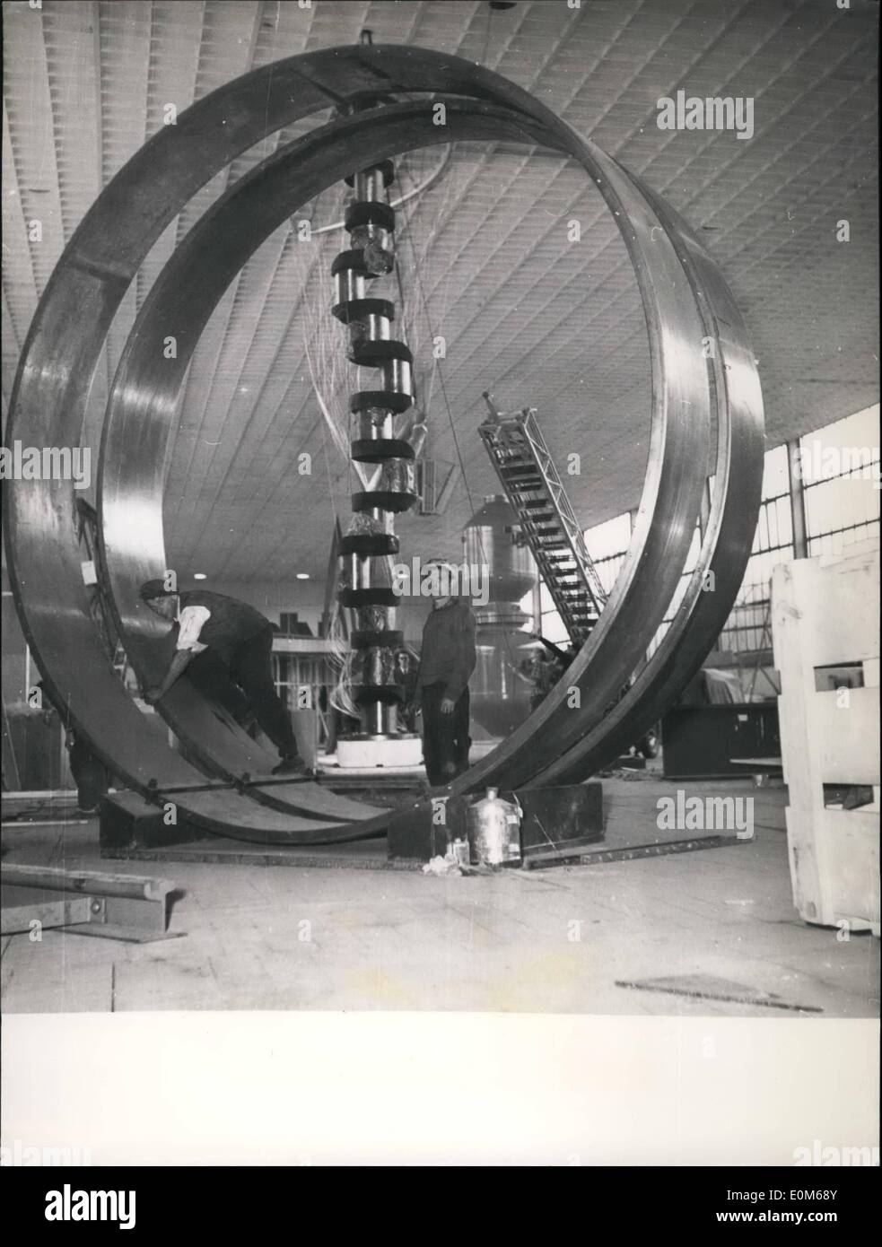 Sett. 09, 1953 - Berlino preparando per l'esposizione industriale 1953; nel ''Mess-sale" a Berlino, 339 imprese. Tanto più che nello scorso anno e 17 organizzazioni di tutti in tutti i 17 paesi si stanno preparando per il 1953 esposizione industriale che sarà aperto sabato di questa settimana. A bordo sono i paesi rappresentati in un numero di record. In Pavillons diversi sensazione di europei e americani del settore sono per essere visto. Foto mostra la vista della preparazione nella hall del e nel settore siderurgico. In primo piano le parti in acciaio con un diametro di 40 metri Foto Stock