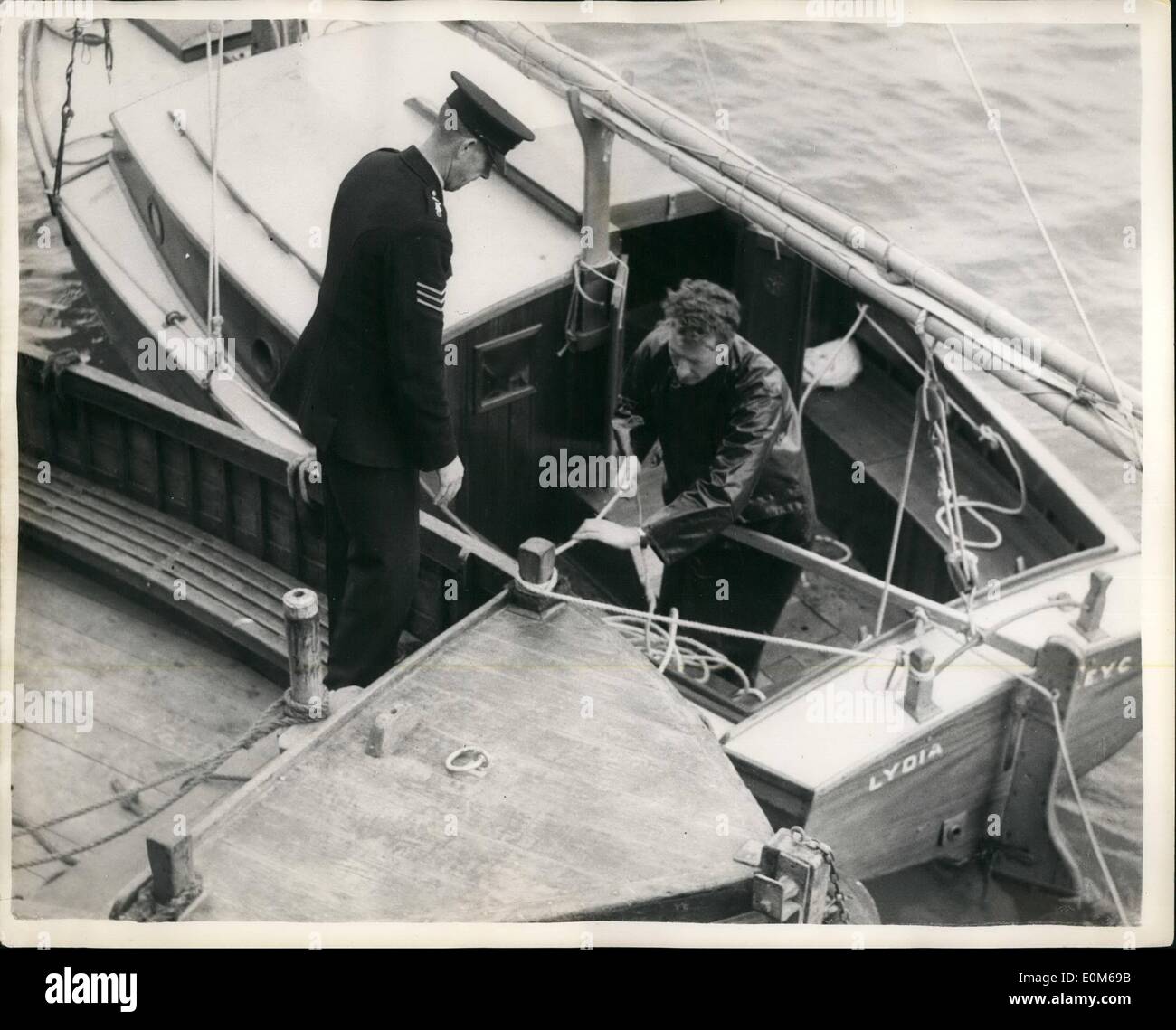 09 settembre 1953 - la fine DI un inseguimento di sei miglia nel canale: Questa era la fine di un inseguimento di sei miglia ieri nel canale - come il 20 piedi sloop ''Lydia' legato in su a dover Harbour. La polizia in un motoscafo ha inseguito la Lydia per più di un'ora prima di trainarla. Ieri sera hanno detenuto un uomo che sarà consegnato alla polizia di Southend e incaricato di rubare lo slop che è valutato a 600. È stato segnalato che manca da Westeliff-on-Sea il mercoledì, la notte di mercoledì. DET. Ins 0. Lindsay Foto Stock