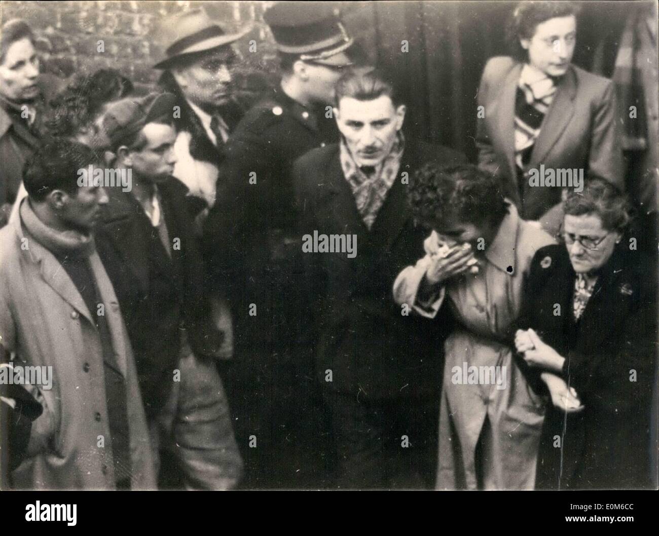 Ottobre 10, 1953 - Il mio disastro in Seraing Colliery (vicino a Liegi, Belgio) :26 minatori muoia: le famiglie dei minatori intrappolati in attesa con ansia notizie prima della entrata della fossa. Foto Stock