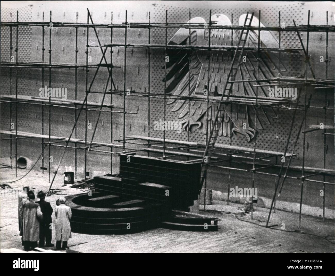 Sett. 09, 1953 - ConstrThe ali dell'aquila federale...darà il benvenuto ai nuovi membri scelti della federazione tedesca quando essi entrano nel gruppo completo su Ottobre 6th. mercoledì vi era stata una festa per gli operai che aveva ricostruito e ampliato il meting da entro 70 giorni. In futuro il nero-parete del generale sala riunioni non saranno più coperte dagli stemmi dei vari paesi ma dall'aquila federale. Foto Stock