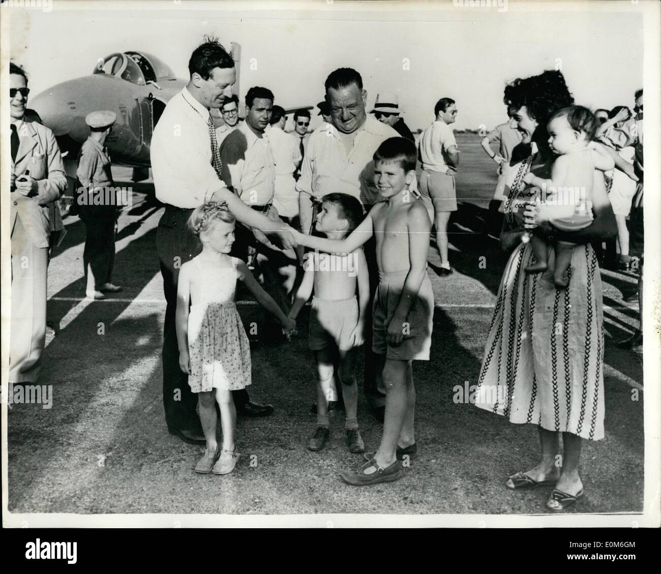 Sett. 09, 1953 - Tentativo sul mondo velocità aria Record: Foto scattata in Libia, dove un tentativo è suscettibile di essere fatta questa settimana per rompere il mondo velocità record recentemente istituito dal Duca di Neville. Questo tentativo sarà fatta da lui Vickers Supermarine 'Swift", pilotato da Mike Lithgow. La foto mostra: Lithgow essendo accolti dal giovane Michael Metcalfe al suo arrivo presso la stazione di RAF, Castel Idris. Anche visto sono Diane Booker e Rodger Metcalfe, con la sig.ra Booker (che è la moglie di un ufficiale della RAF) Foto Stock