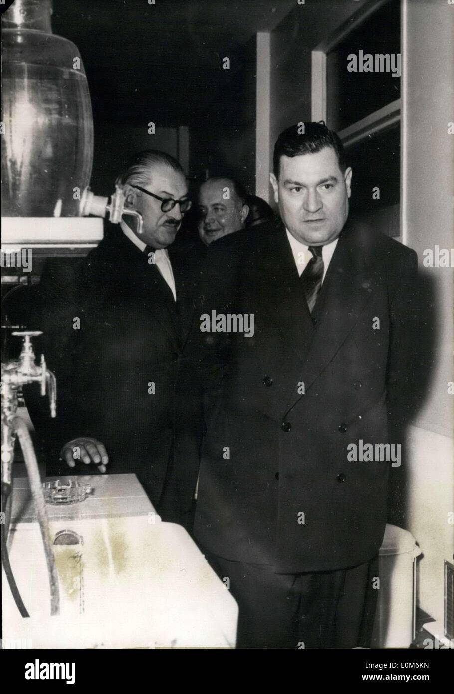 Ottobre 17, 1953 - chirurgico centro di ricerca si apre a Strasburgo: M. Coste - fiorellino, Ministro della sanità pubblica (in primo piano) Visite di recente apertura chirurgica del centro di ricerca a Strasburgo. Profesor Fontaine (spettacolo) dell'Università di Strasburgo è visto dietro di lui. Foto Stock