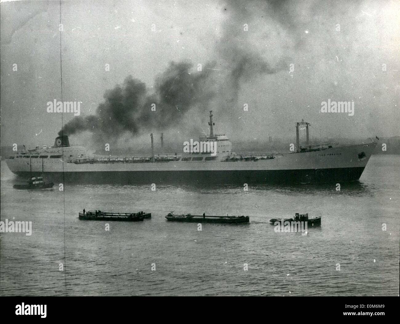 Ottobre 22, 1953 - nella foto è la gigantesca petroliera ''Tina Onassis.'' nell'immagine è impostata su da Amburgo Howaldt sul cantiere il suo viaggio inaugurale nel Mare del Nord a dispetto della fitta nebbia. È 236m. Foto Stock
