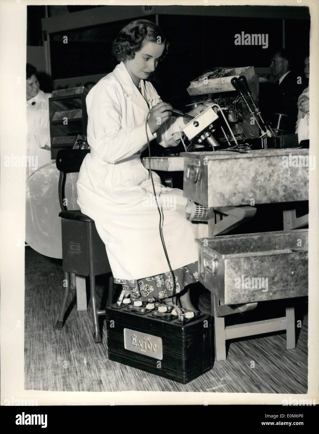 Sett. 09, 1953 - Monty aperto il 'Strike oscurato " radio show. La saldatura T.V. set - Alimentazione da batterie per auto.: nonostante il Foto Stock