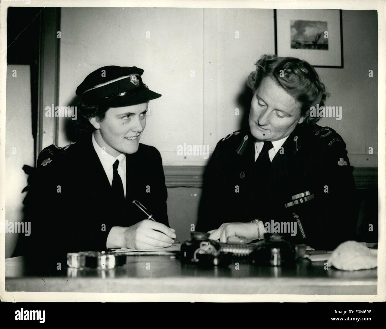 Sett. 09, 1953 - Prima di 500 volontari per i compiti in campo medico con il W.R.A.F.V.R. Miss Pat Lynch: Miss Pat Lynch, di anni 21, è stato il primo di 500 volontari richieste per i compiti in campo medico con il Wrafvr, al controllo presso la Croce Rossa Britannica sede presso Grosvenor Crescent, Londra questa mattina. Riservisti sono sottoposti ad una settimana di formazione a un R.A.F. Riserva di volontariato servizio generale formazione in ciascuno degli altri anni Foto Stock
