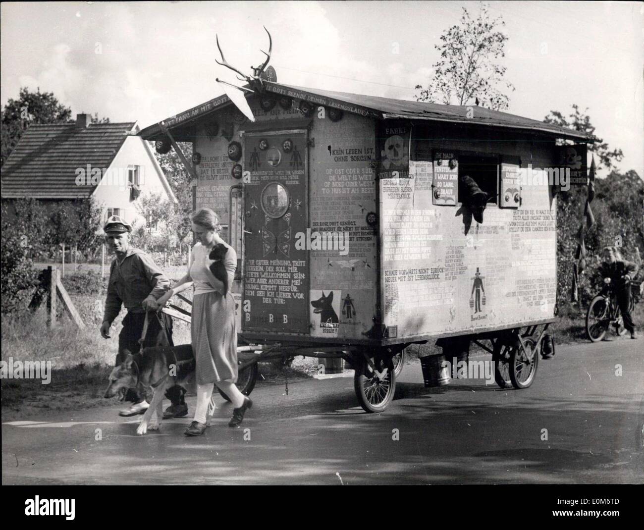 Sett. 15, 1953 - Con la sua casa su ruote: il cittadino di Amburgo Otto decker rigidi con la sua casa attraverso il paese. Il caravan combinato con negozio pesa 26 cent - pesi. Insieme con la moglie e il cane Carlo essi attirare l'auto circa 4 chilometri al giorno. Ogni spot della sua casa è dipinta con il suo composto o altri proverbi e modi di dire. Cinque mesi fa ha iniziato il suo viaggio ora egli è sulla via del ritorno ad Amburgo dove trascorrerà l'inverno. Foto Stock