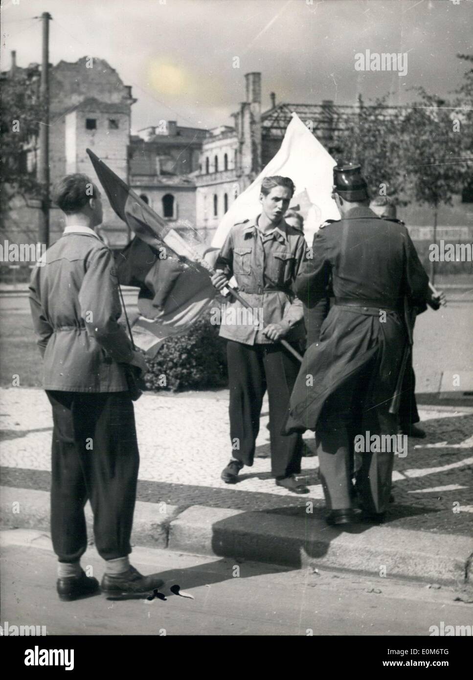 Sett. 15, 1953 - Membri della FDJ, la Freie Deutsche Junge, un gruppo comunista in Germania Est, sono stati incitati ad attraversare la zona di confine presso la Porta di Brandeburgo e mettere le bandiere della Germania orientale e una bandiera della pace. A Berlino Ovest funzionario di polizia è raffigurato qui cercando di convincere i giovani FDJers a prendere le loro bandiere verso il basso. Dopo un distacco di polizia arrivati fuggirono indietro nella zona sovietica. Foto Stock