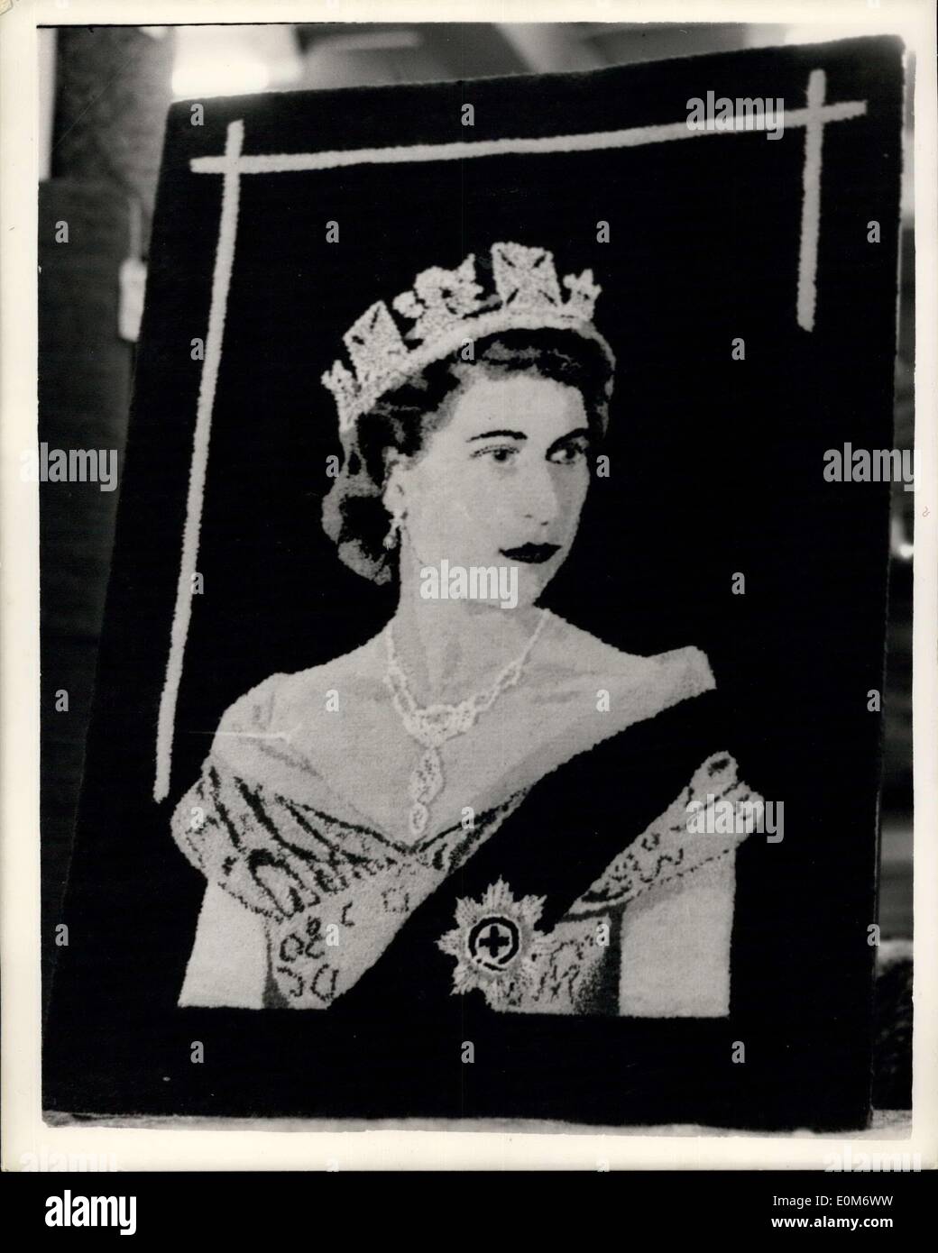 Ottobre 31, 1953 - Tappeto ritratto della Regina - il sig. JC Varney, un dipendente nel tappeto dipartimento di Druces, il negozio Baker-Street, ha appena completato un tappeto ritratto della regina. Qualche tempo fa, ha fatto un simile ritratto della Regina Maria. Il ritratto della regina è lavorato a Wilton Carpating. Un vedere zione del filo rosso è stato unpicked, poi la 60.000 ciuffi che dalla regina di immagine sono stati tessuti a. Si tratta di ore di lavoro ed è stato realizzato dal sig. JC Varney. Foto Stock