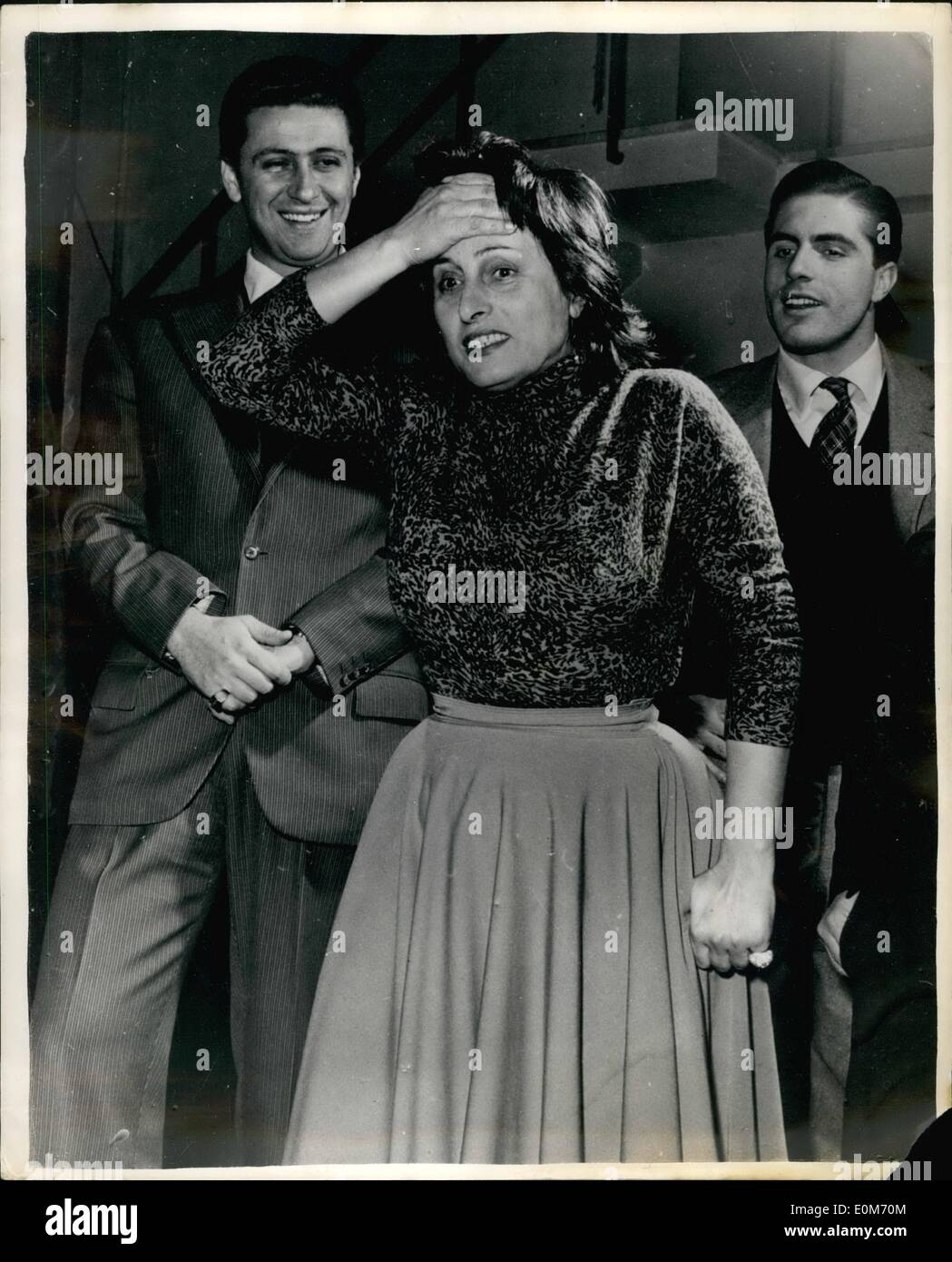 Nov. 11, 1953 - attrice italiana lascia il film per la revue. Anna Magnini a San Remo. La foto mostra la schermata italiana attrice Anna Magnani visto come lei ripete la sua parte con un revue società a San Remo. Anna ha deciso di sospendere la sua attività di cattura mentre lei fa la sua apparizione personale nella Revue. Foto Stock