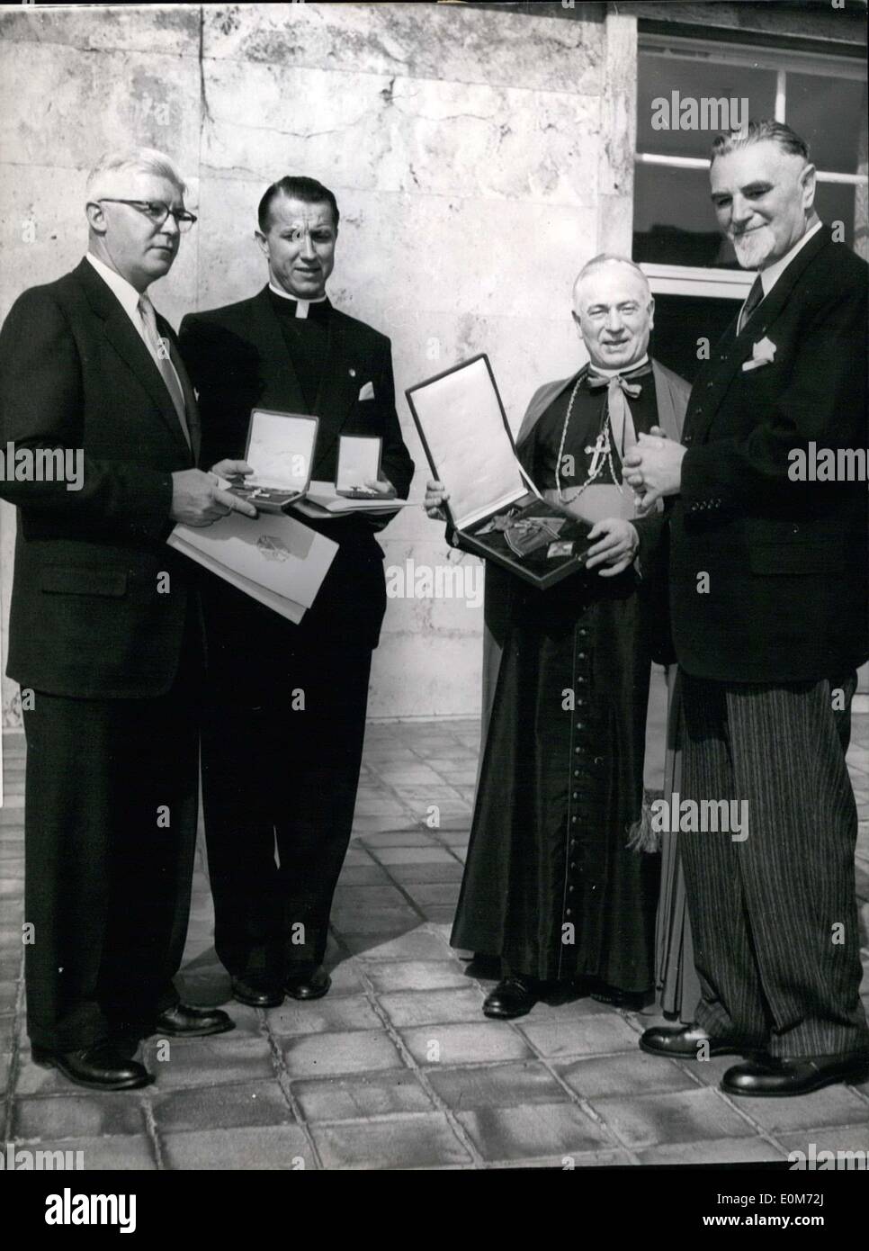 Sett. 26, 1953 - Bundesgovernment onora i sacerdoti cattolici DA STATI UNITI D'AMERICA: Bundesminister Hans Lukaschek handels oltre per ordine del Bundespresident il Bundesverdienst-attraversa a tre i cattolici americani che hanno fatto hart unite con un welfare-Organizzazione per la Germania. La foto mostra (sinistra) James J. Morris (europea capo dell'organizzazione per ridurre la guerra-casi), Alfred J. Schneider (direttore di questa organizzazione), Arc-vescovo Karl J. alterare, Cincinna ti, (Presidente del curatorium dell'organizzazione) Foto Stock