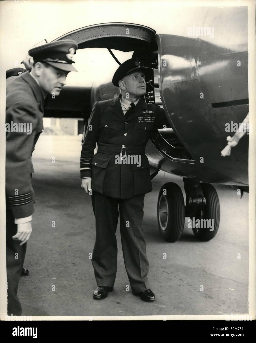 Sett. 29, 1953 - 29-9-53 Chief di aria le visite del personale del team di Canberra. Competere nel England-New Zelanda Air Race AIR CHIEF MARSHAL Sir William F. Dickson, Capo del personale dell'aria, oggi ha pagato una visita della R.A.F. Stazione Wyton per ispezionare il R.A.F. Il team di Canberra competere nel England-New Zelanda Air Race, che inizia il 8 ottobre. Il team di tre Canberras comandato da Wing Commander L.M. Hodges, D.S.O., D.F.C., ora ha completato la sua formazione, avendo fatto 19 comprovanti voli lungo i primi tre posti di sosta della rotta. La foto mostra: AIR CHIEF MARSHAL Sir William F Foto Stock
