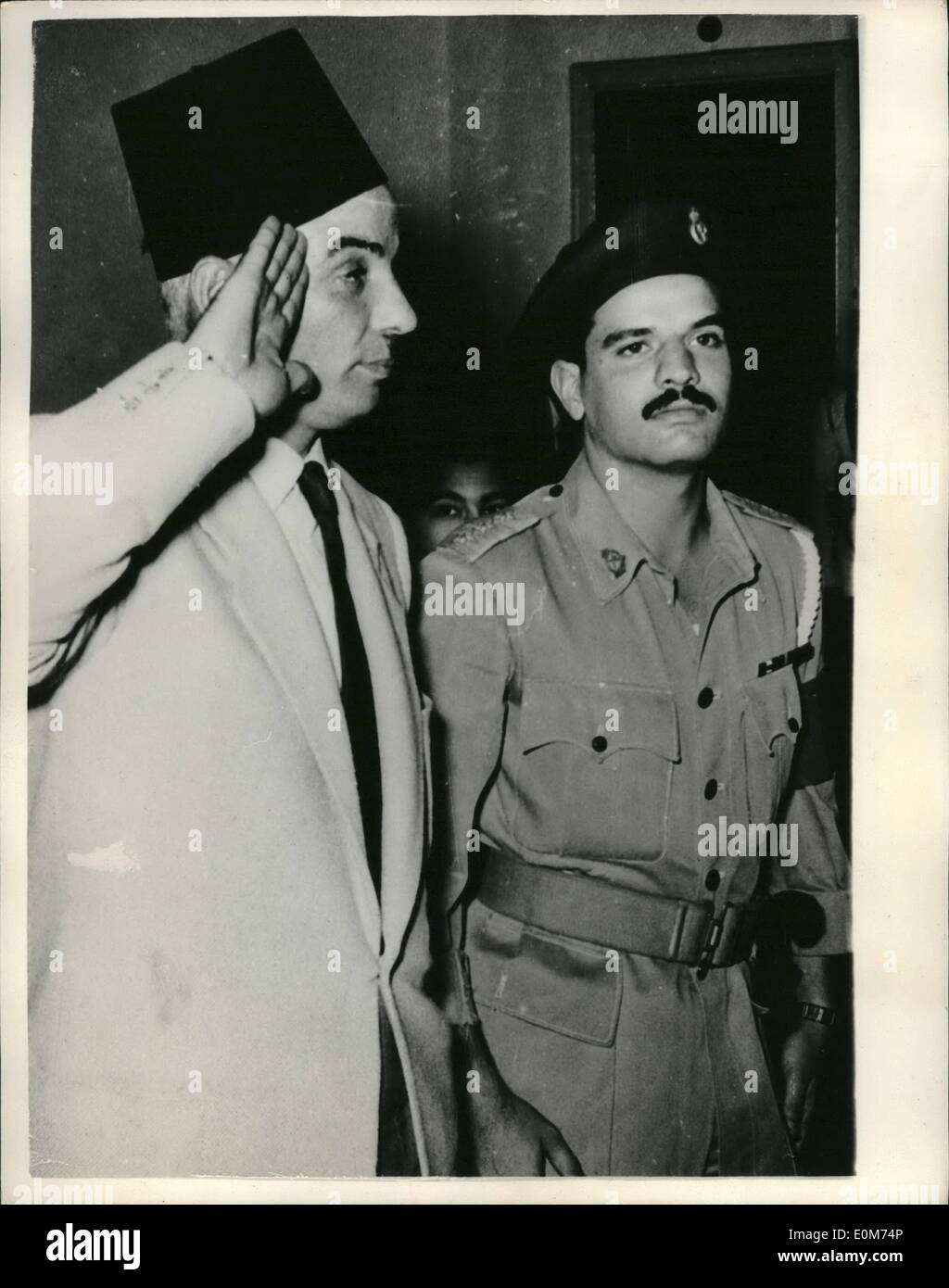 Ottobre 09, 1953 - 9-10-53 Cairo capo di polizia assolta dal tribunale rivoluzionario. Lieut. Col. Ismail El Miligy, quaranta cinque anni capo della polizia e del fratello di Ibrahim Abdel Hadi è stato recentemente assolto quando è comparso davanti al tribunale rivoluzionario al Cairo con l accusa di tradimento. Dopo novanta minuti di audizione nella fotocamera, egli è stato scaricato. Keystone Foto Mostra: Lieut. Col. Ismail El Meligy saluta il tribunale dopo la sua assoluzione. Foto Stock