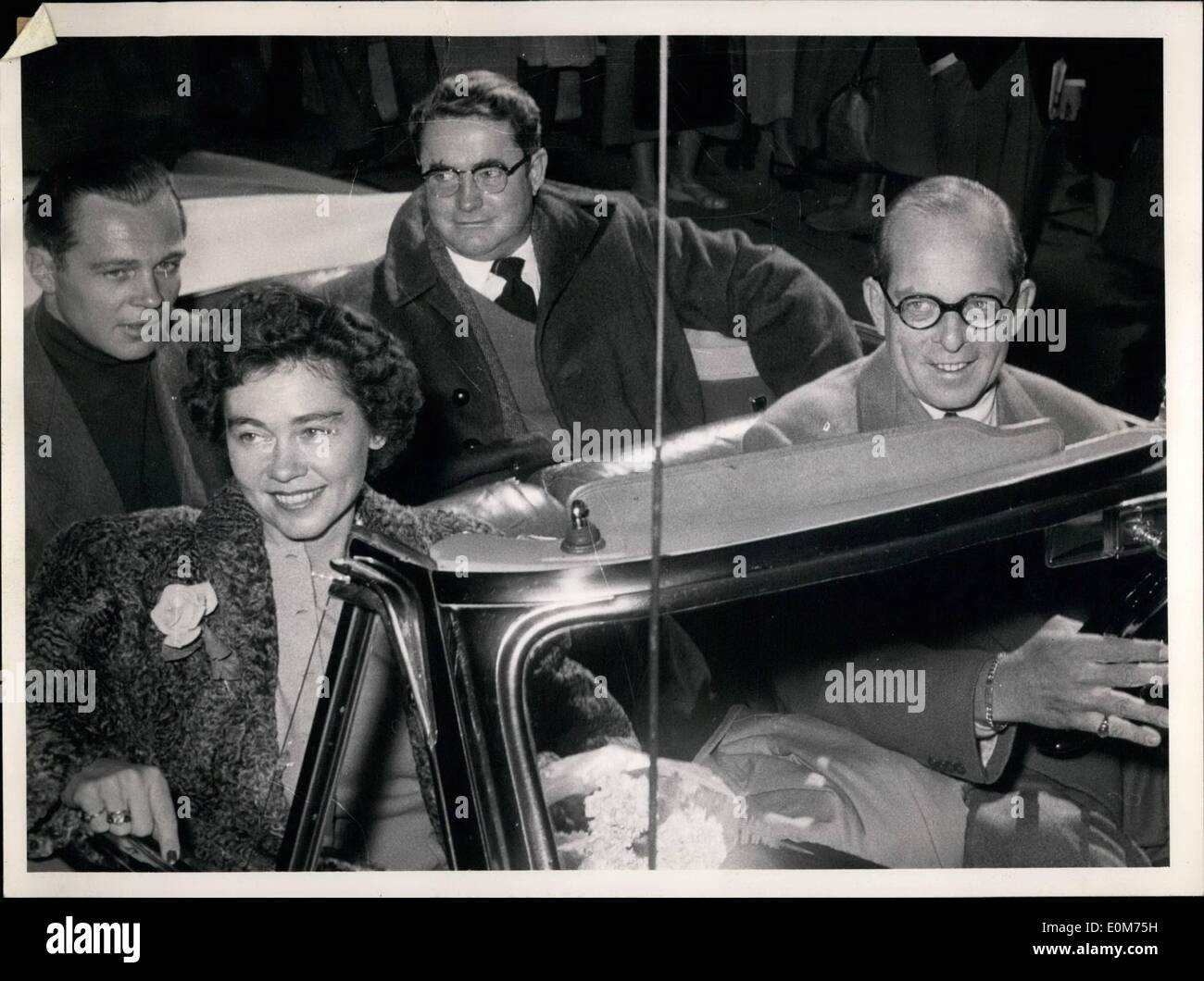 Ottobre 10, 1953 - Il re e la regina di Grecia a Monaco di Baviera: Sulla strada per Parigi Paolo I. e Regina Friderike dalla Grecia sono arrivati a Monaco di Baviera. Entrambi sono venuto insieme con il fratello della Regina, duca Ernst August di Braunschweig e il principe di Hannover da Linz (Austria) dove hanno soggiornato in un castello per la caccia. Il Royal viaggiare party è atteso a Parigi per le visite private. Foto Stock