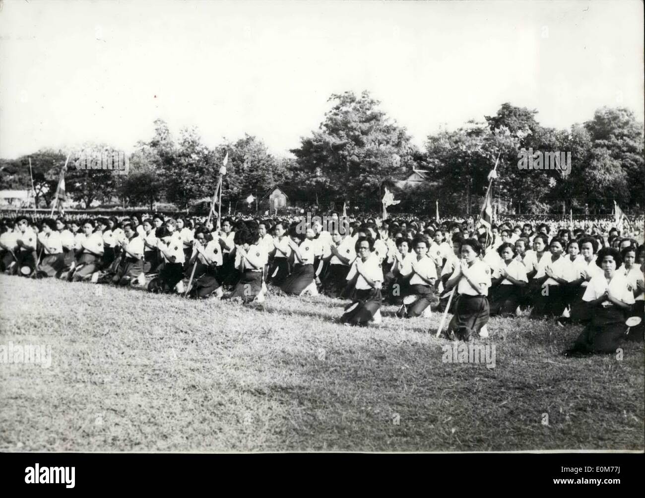 Nov. 11, 1953 - Giuramento di fedeltà al Re di Cambogia: ragazze cambogiane pegno fedeltà a re Norodom Sihanouk in occasione di una cerimonia che si terrà nella provincia di Kopong Cham di recente. Foto Stock