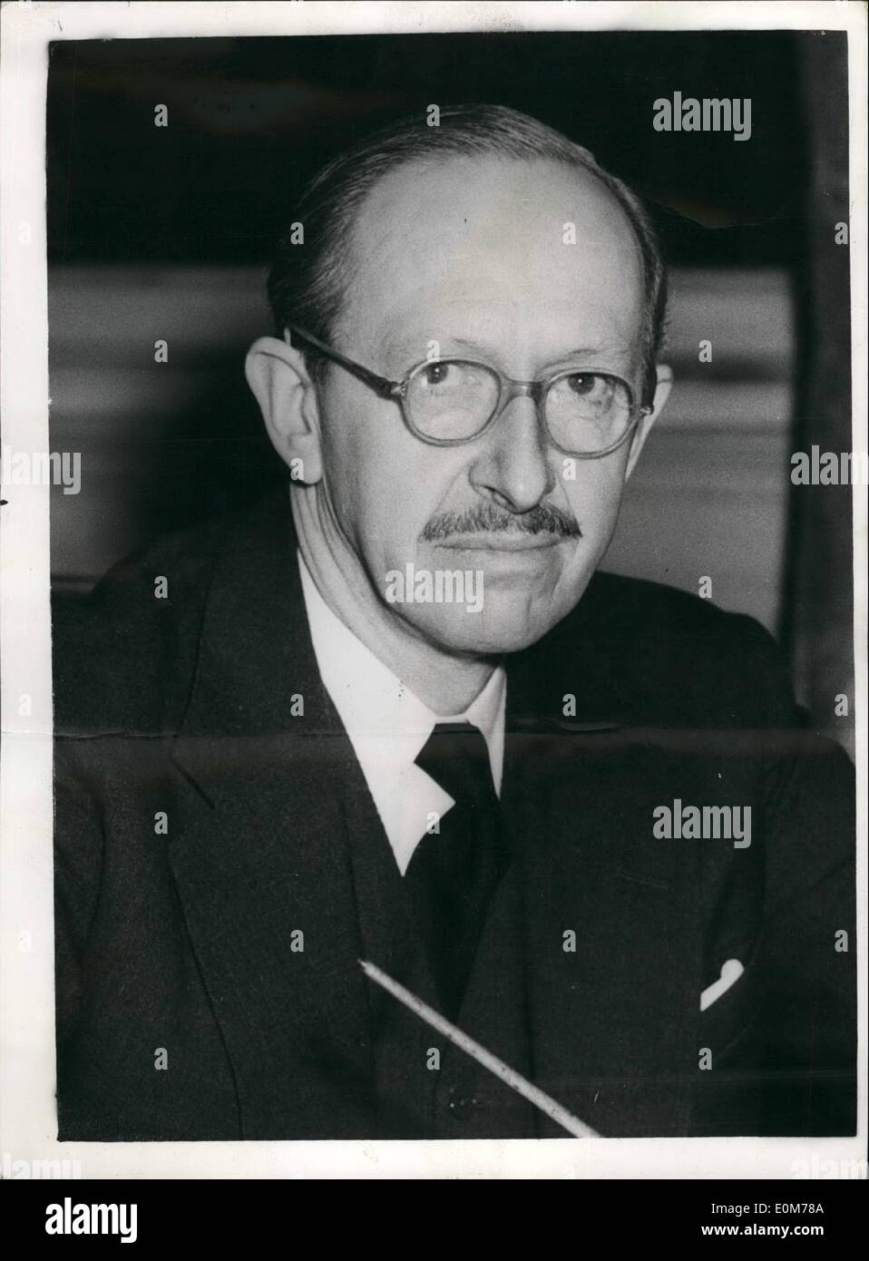 Nov. 11, 1953 - Signore Salisbury - armadio ministro responsabile per tutte le questioni atomiche.: mostra fotografica di Lord Salisbury che è stato nominato ministro Gabinetto responsabile per tutte le questioni atomiche - dopo la formazione della nuova energia atomica Corporation che è stato istituito dal governo - con Sir Edwin Plowden come presidente. Foto Stock