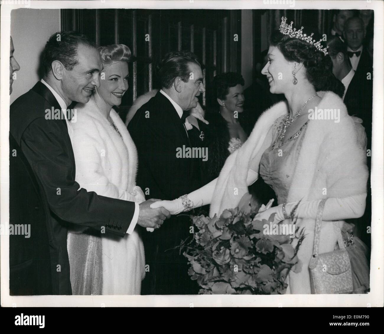 Nov. 11, 1953 - H.M. la regina assiste Royal Variety Performance. H.M. la regina, accompagnato dal Duca di Edimburgo e la principessa Margaret, la notte scorsa hanno partecipato al Royal Variety Performance di ''ragazzi e BAMBOLE'', al London Coliseum. Dopo la performance, alcuni dell'artista sono stati presentati al H.M. La regina. OPS: H.M. La regina si stringono la mano con alcuni degli artisti. Per essere visto sono Vivian Blaine, Jimmy James e sulla destra è Eve Boswell. Foto Stock