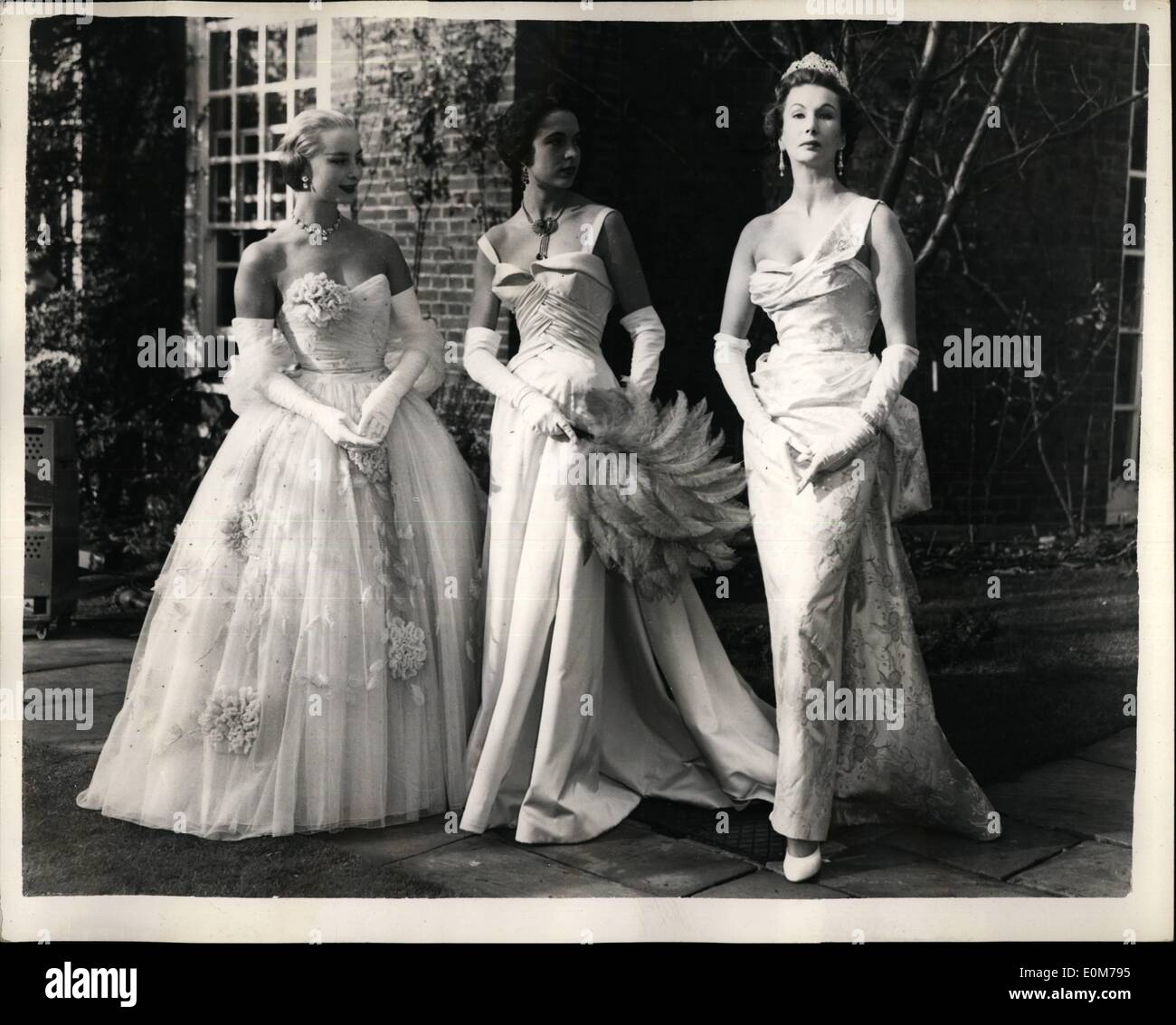 Nov. 11, 1953 - modello di manichini per abiti abito Royal Show; 40 manichini sono oggi mostra British mode per la Regina madre. Essi indossano abiti di lui top ten teh incorporato la società britannica di stilisti di moda e sono mostrando loro a casa della signora Clark, la società del Presidente. La foto mostra alcuni dei modelli in anteprima odierna Foto Stock