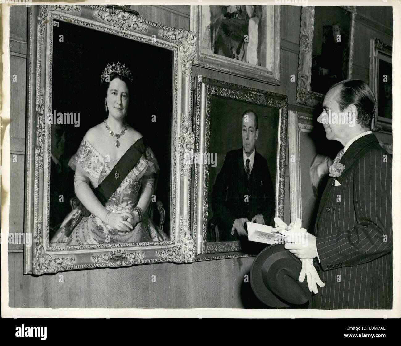 Nov. 11, 1953 - Mostra della Royal Society del ritratto di pittori, famoso conduttore e la pittura della regina madre..20-11-53: mostra fotografica di Sir Malcolm sergente il mondo famoso direttore esamina il ritratto della regina madre di Edward I. Halliday R.P. a oggi la vista privata della mostra della Royal Society del ritratto di pittori presso il Regio Istituto gallerie. Foto Stock