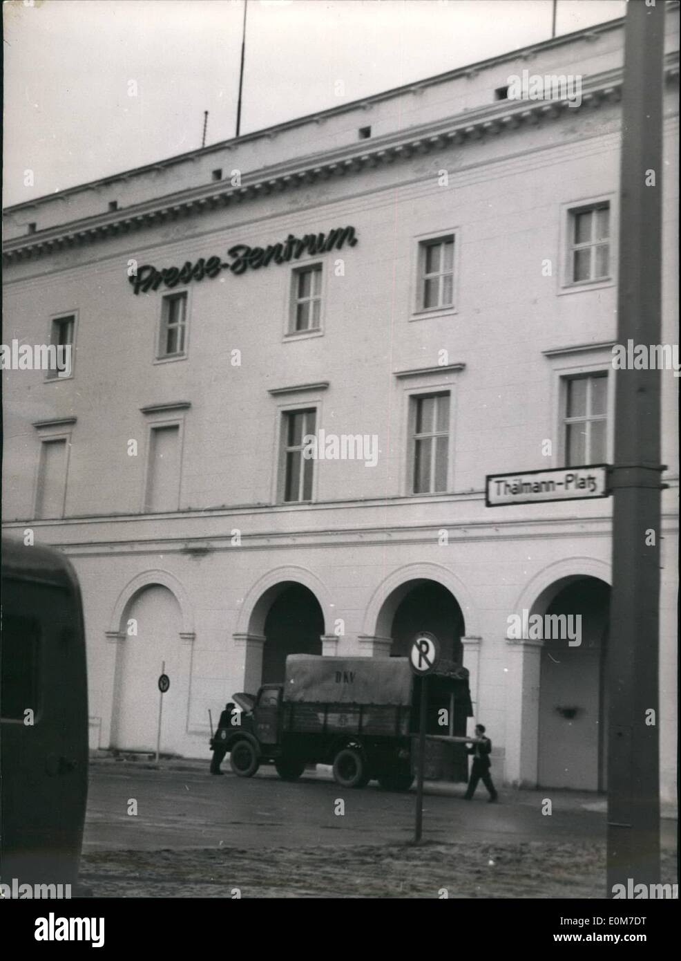Gen 01, 1954 - nella foto è il nuovo premere centro istituito nel settore sovietico di Berlino Est su Thaelmann Platz(formerly Wilhelm Platz). È possibile vedere la parola ''Presse Zentrum", scritta in grassetto sulla costruzione. La prima guerra mondiale il Comandante - von Mueller. Foto Stock