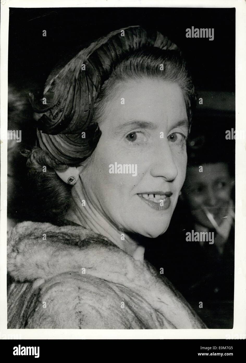 Nov. 11, 1953 - La Principessa Margaret's cameriera sposa Queen's dresser assiste: il matrimonio ha avuto luogo questa mattina a Caxton hall di Foto Stock