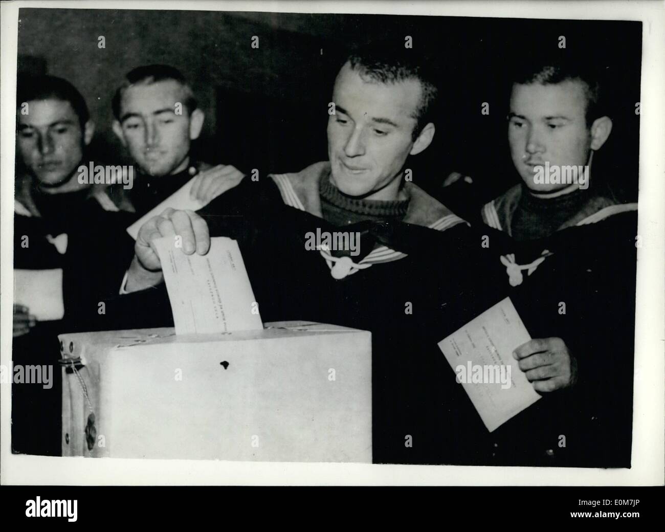 Nov. 19, 1953 - 19-11-53 forze iugoslave esprimano il loro voto. Le elezioni per l Assemblea Nazionale hanno luogo in Jugoslavia domenica prossima. I membri delle forze iugoslave furono ammessi per il loro voto alcuni giorni prima. Keystone Foto Mostra: marinai jugoslavo visto come essi esprimano il loro voto in Belgrado recentemente. Foto Stock