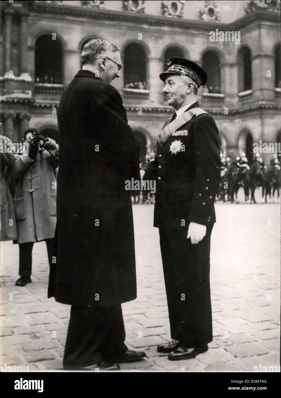 Nov. 21, 1953 - Capo della forza aerea francese aggiudicati gran croce di Ligion d'onore: M. Pleven, Ministro francese della difesa nazionale, si congratula con Lechers Generale, Capo di Stato francese Air Force dopo la decorazione di lui questa mattina. Foto Stock