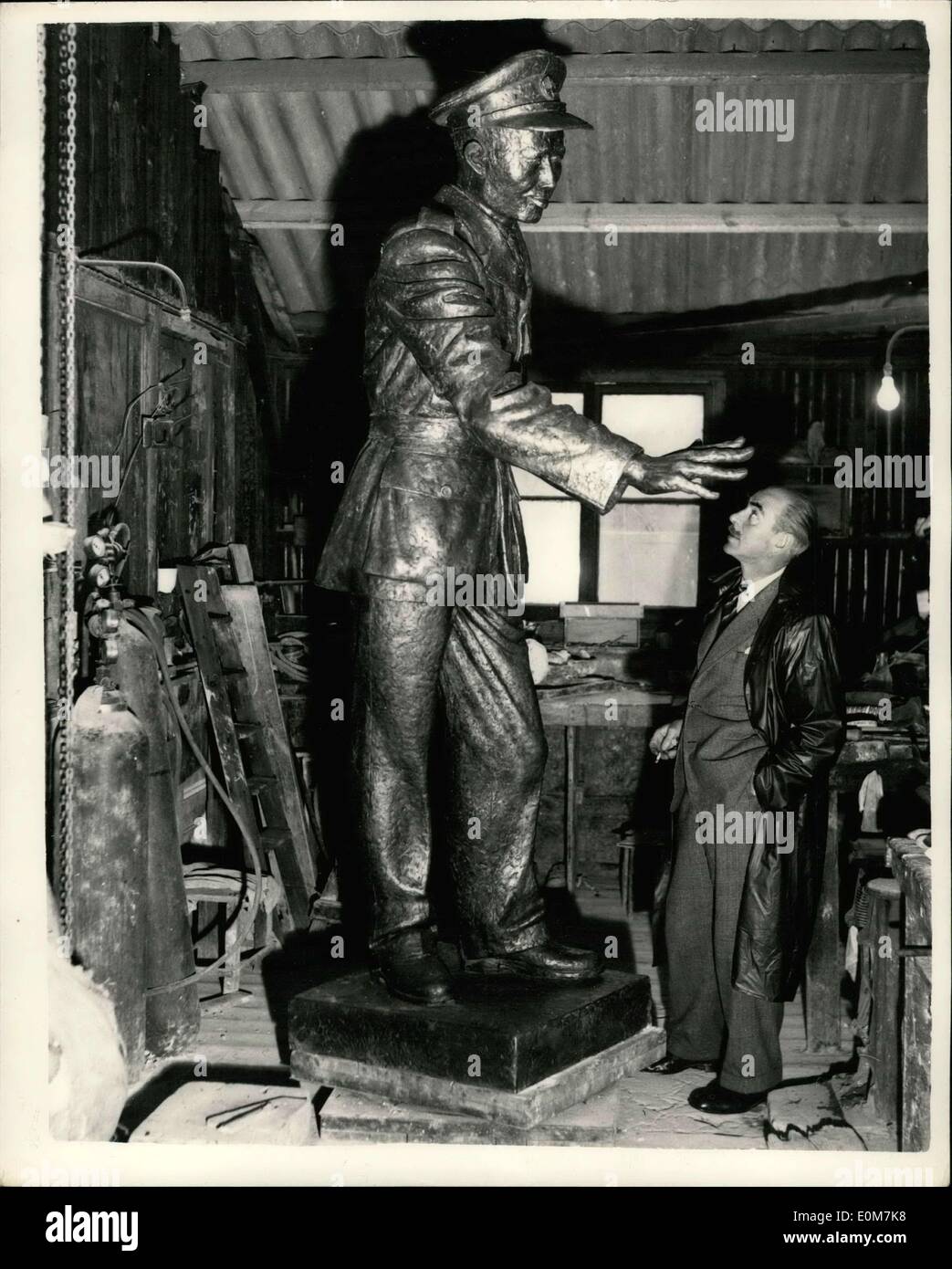Nov. 21, 1953 - lo scultore britannico completa la sua statua in bronzo per .: lo scultore britannico Bainbridge Copnall ha appena completato la sua statua in bronzo del defunto generale U Aung San che fu assassinato nel 1947. La statua è stata commissionata dal governo della Birmania, e il sig. Copwall è stata assistita nel lavoro di scultore birmano San Tei - che oltre a lavorare sulla statua indossato una uniforme e a volte ha agito come modello. La statua è di 9ft. alta e deve essere spedito in Birmania il mese prossimo per essere eretto nel centro di Rangoon Foto Stock