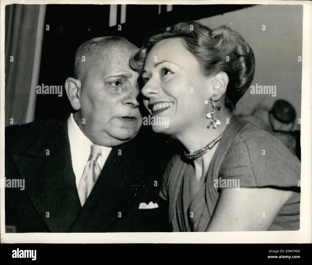 Gen 01, 1954 - Erich Von Strocheim tiene una conferenza stampa: Erich Von Strocheim monocled il bullismo di Prussia Pre-film di guerra - che è arrivato a Londra questa mattina per un dodici settimana stagione del suo film al National Film Theatre =- ha tenuto una conferenza stampa questo pomeriggio al Savoy Hotel. Mostra fotografica di Erich Von Strocheim sussurra all'orecchio del suo business associati MME. Denise Vernac - durante la conferenza stampa di questo pomeriggio. Foto Stock