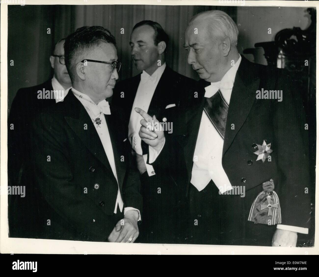 Gen 01, 1954 - fede e coraggio battere il mare nel miracolo di Canven. Shunichi Kase, il primo dopoguerra ambasciatore giapponese per l'eri Repubblica Federale Tedesca, ha recentemente presentato il suo oredential al Professor Heuss, il Presidente della Repubblica federale, in un caremony a Bonn. Shamichi Kase è stata la carriera diplomatica aerivice dal 1921, ed è stato consigliere presso l'Ambasciata giapponese in Beriin tra 1940 e 1942, Keystone Mostra fotografica di:- Professore Heuss, sulla destra, chiacchierando con Shunichi Kase, dopo la cerimonia nella NATO. Foto Stock