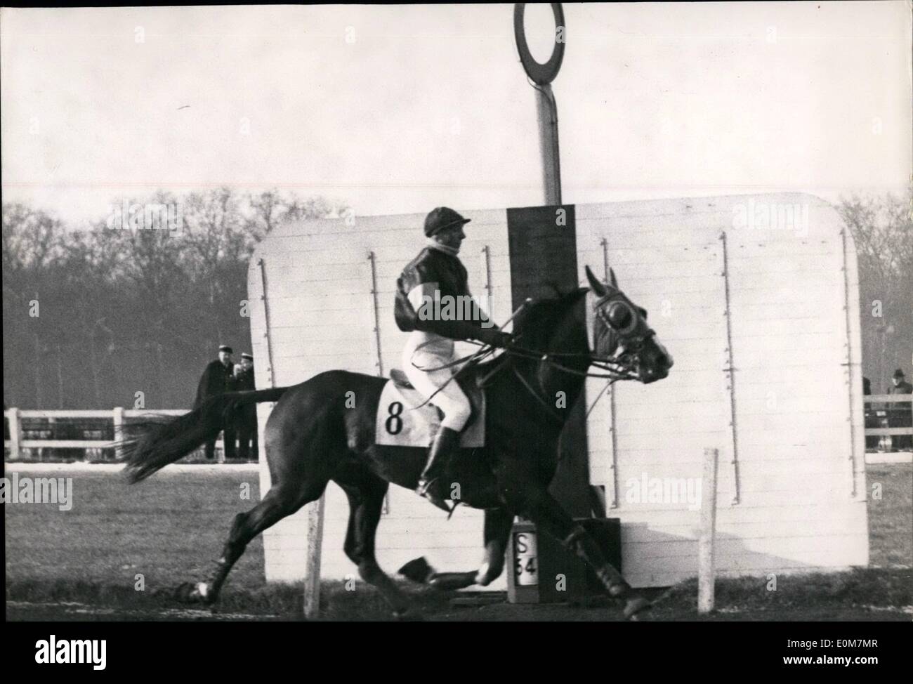 Gen 01, 1954 - Trottinh gare a Vincennes a dispetto del freddo: ''Fandango'' (''Il cavallo invincibile'' vince il Prix de Cornulier Foto Stock