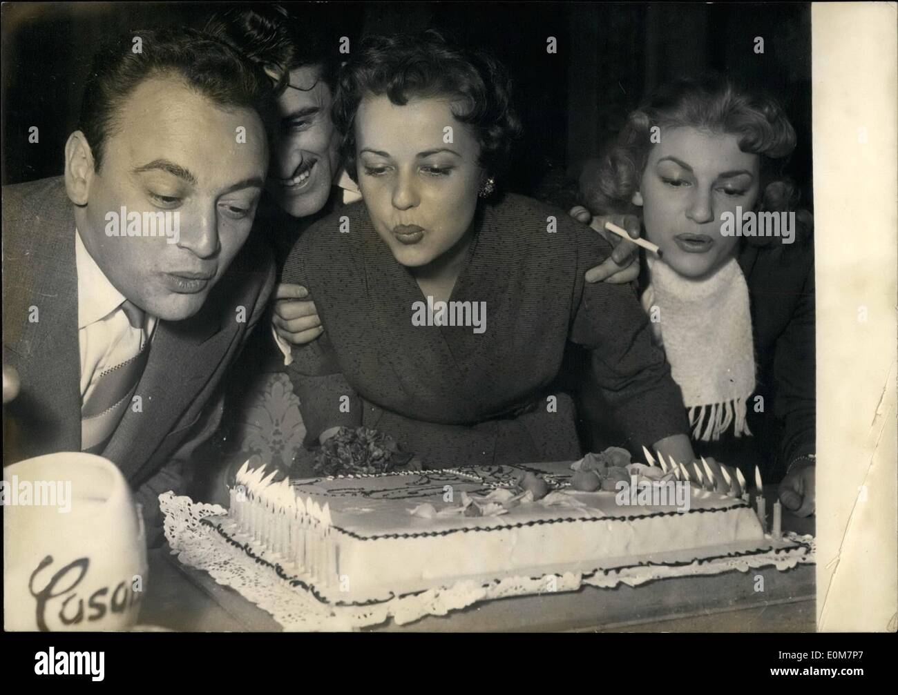 Gen 01, 1954 - ella è 26 e già famosa: Jeanne Moreau, il giovane già famosa francese francese schermo e stadio attrice (centro) soffia il 26 candidati della sua torta di compleanno. A kleft Raymond Peklklegrin e a destra Etchioka Choureau, il suo partner nel nuovo film ''Intrignates'' ora in fase di realizzazione a Billancourt studio Parigi. Foto Stock