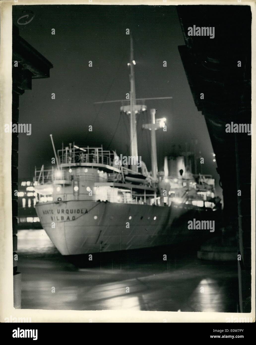 Gen 01, 1954 - Spagnolo Nave Rams London Bridge migliaia di Homeward Bound i lavoratori della città si è fermato sul loro modo home questo Foto Stock