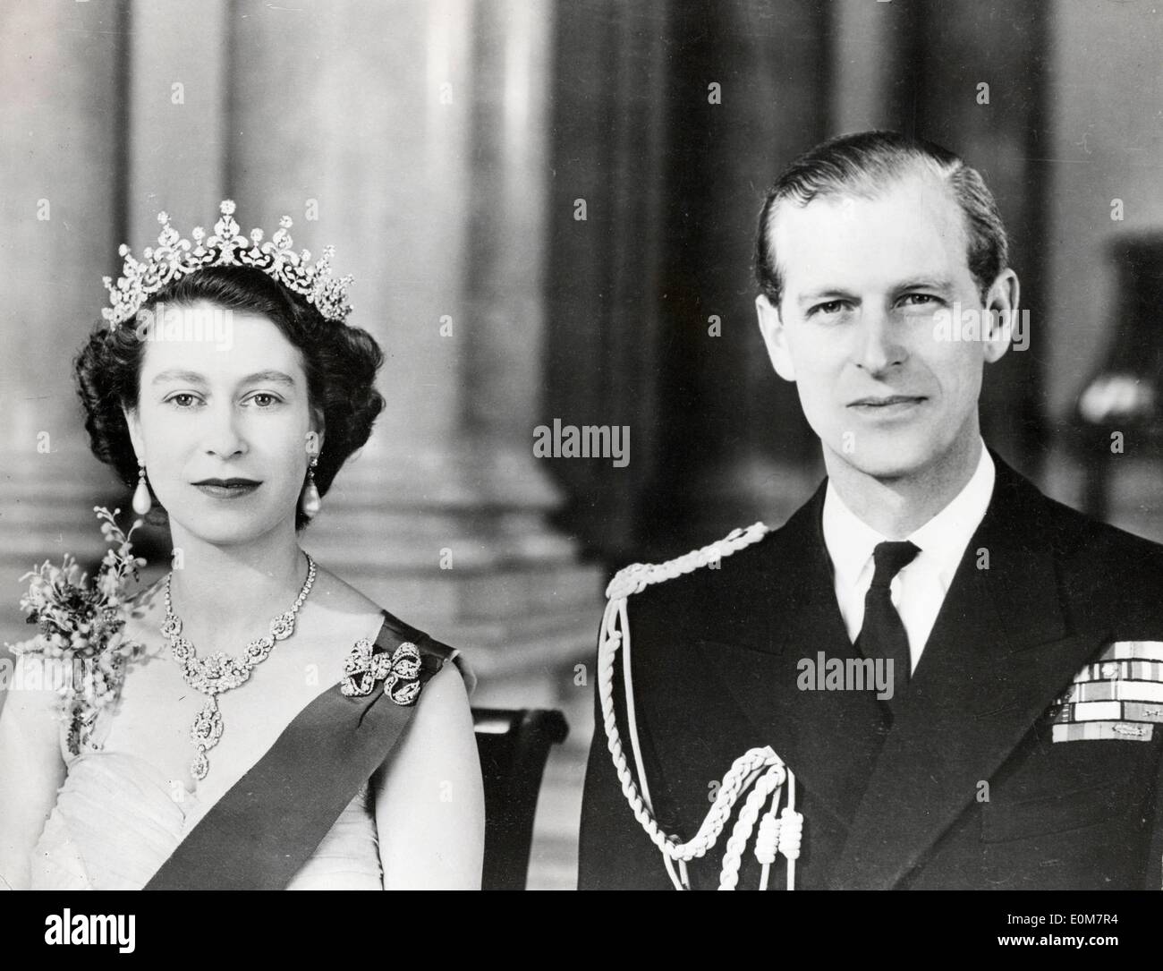 La regina Elisabetta II con mio marito il Principe Filippo nel suo 'ammiraglio della flotta' uniforme Foto Stock