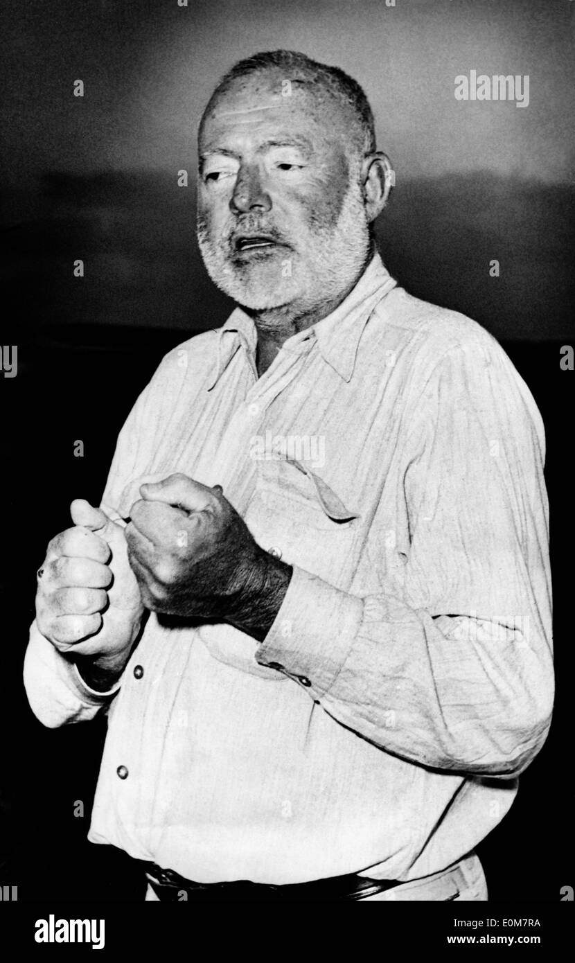 Romanziere americano Ernest Hemingway arrivando a Nairobi in Kenya dopo incidenti di aria Foto Stock